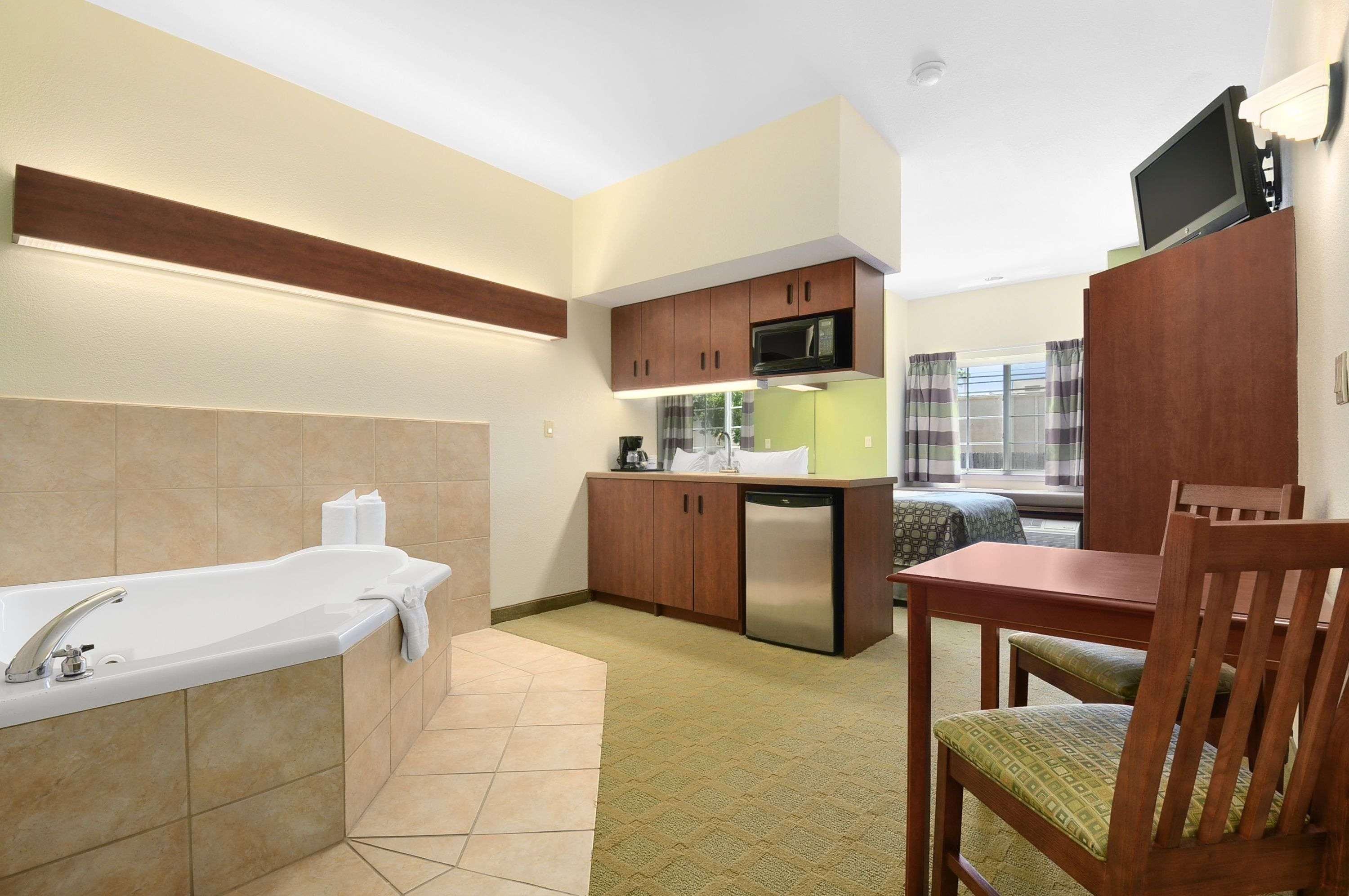 Hotel Super 8 By Wyndham Airport North San Antonio