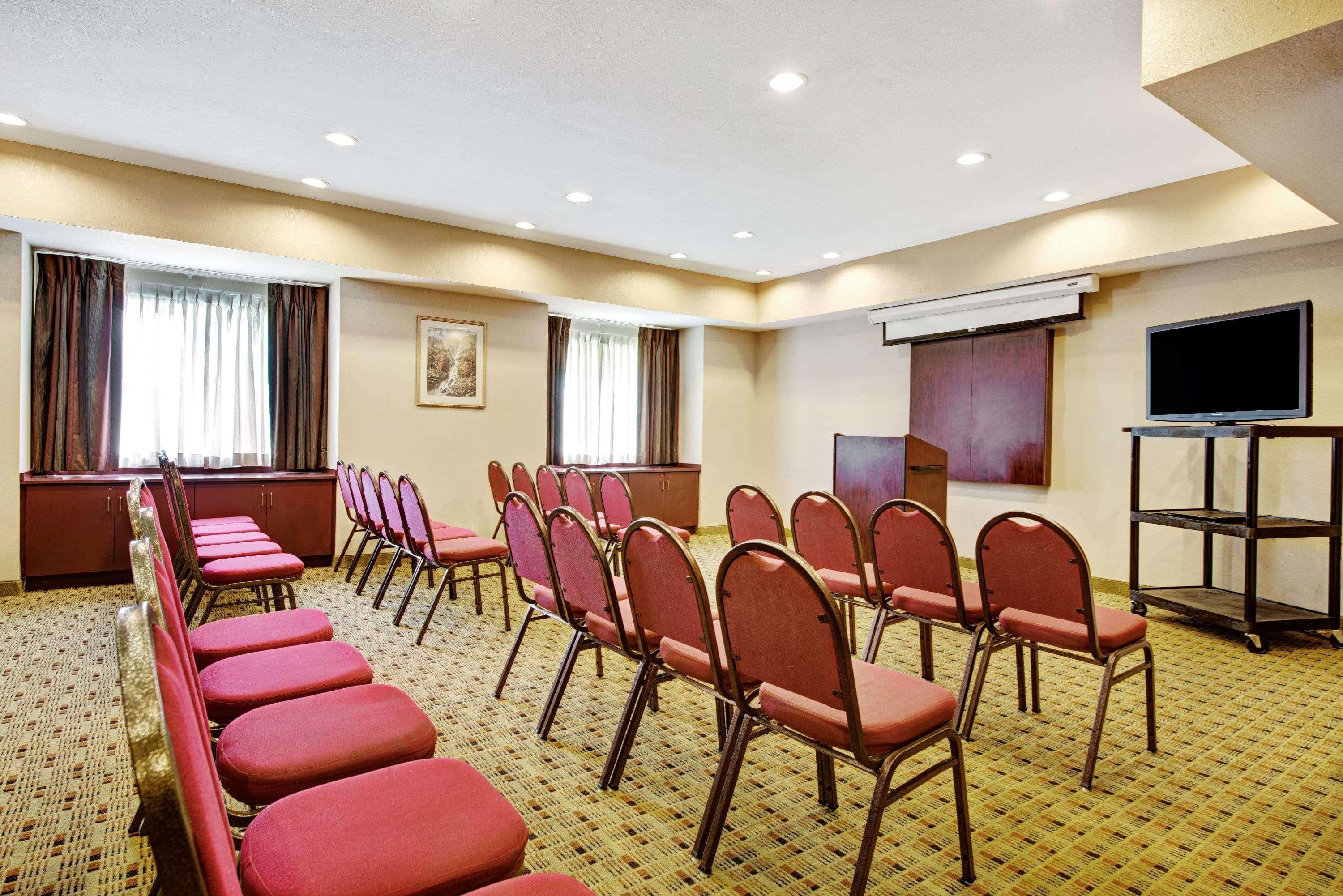 Super 8 By Wyndham Airport North Hotel 2*