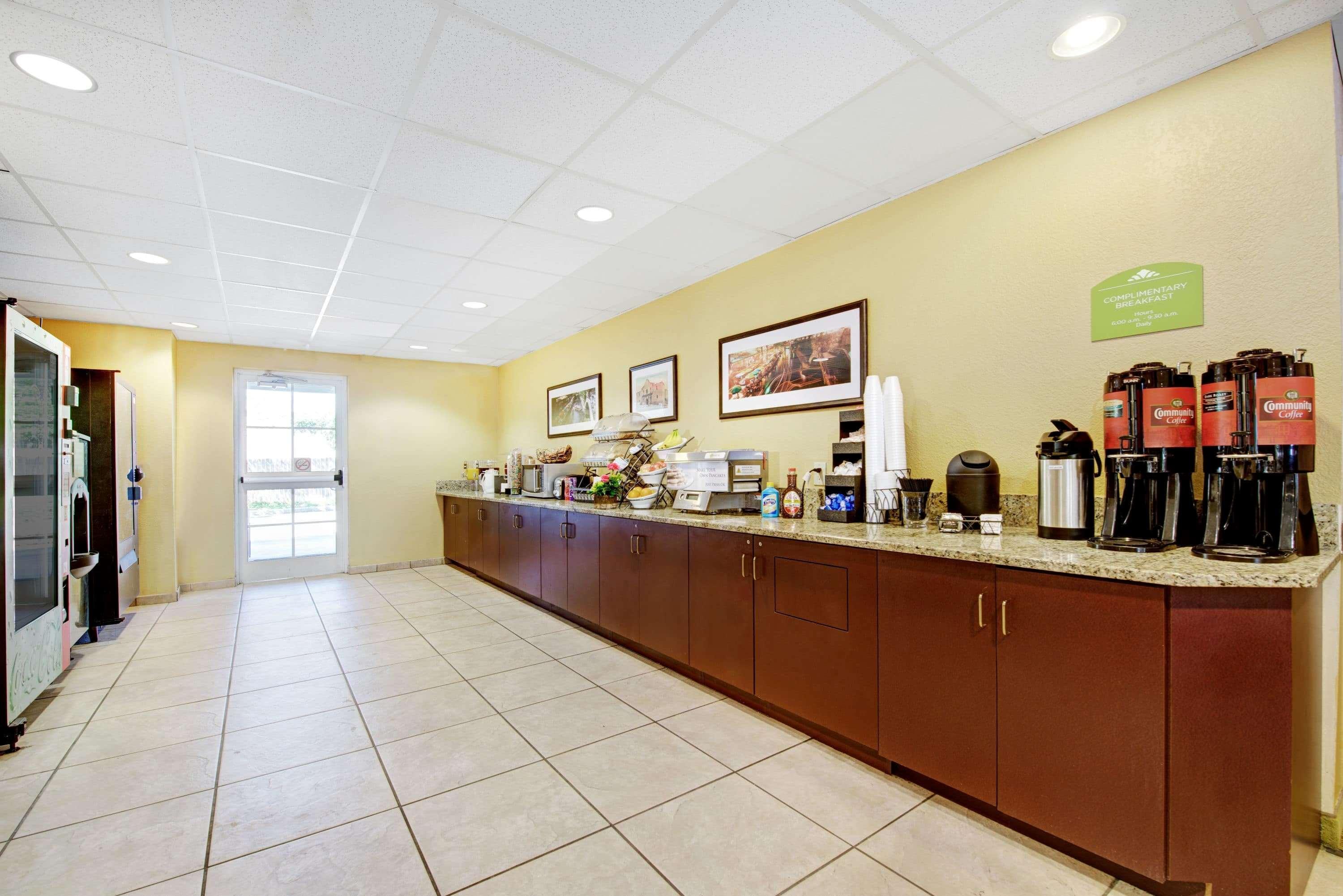 Hotel Super 8 By Wyndham Airport North