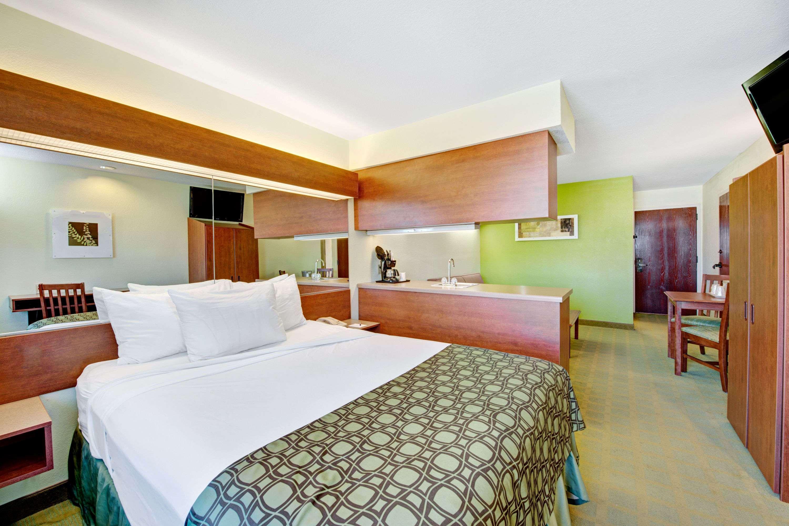 Super 8 By Wyndham Airport North Hotel