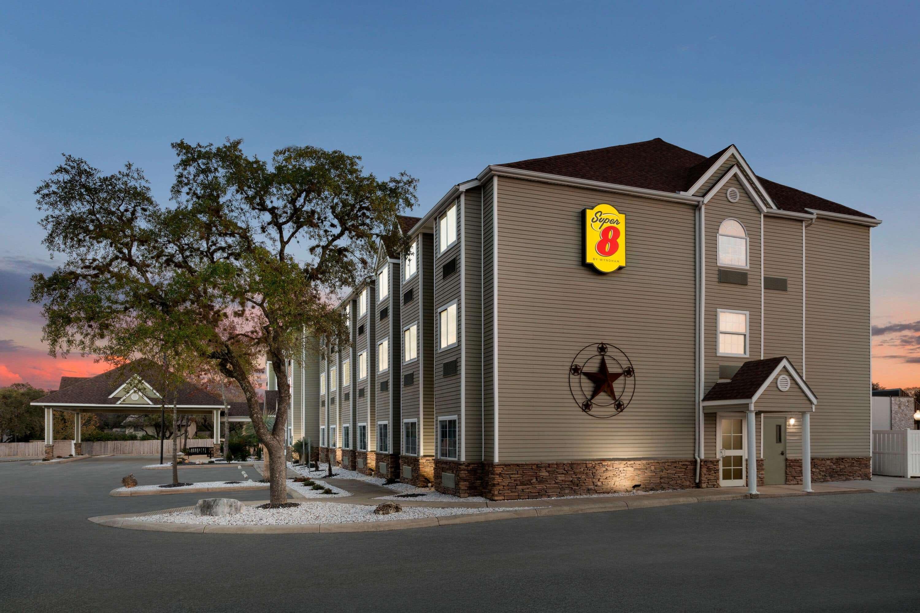 Super 8 By Wyndham Airport North Hotel