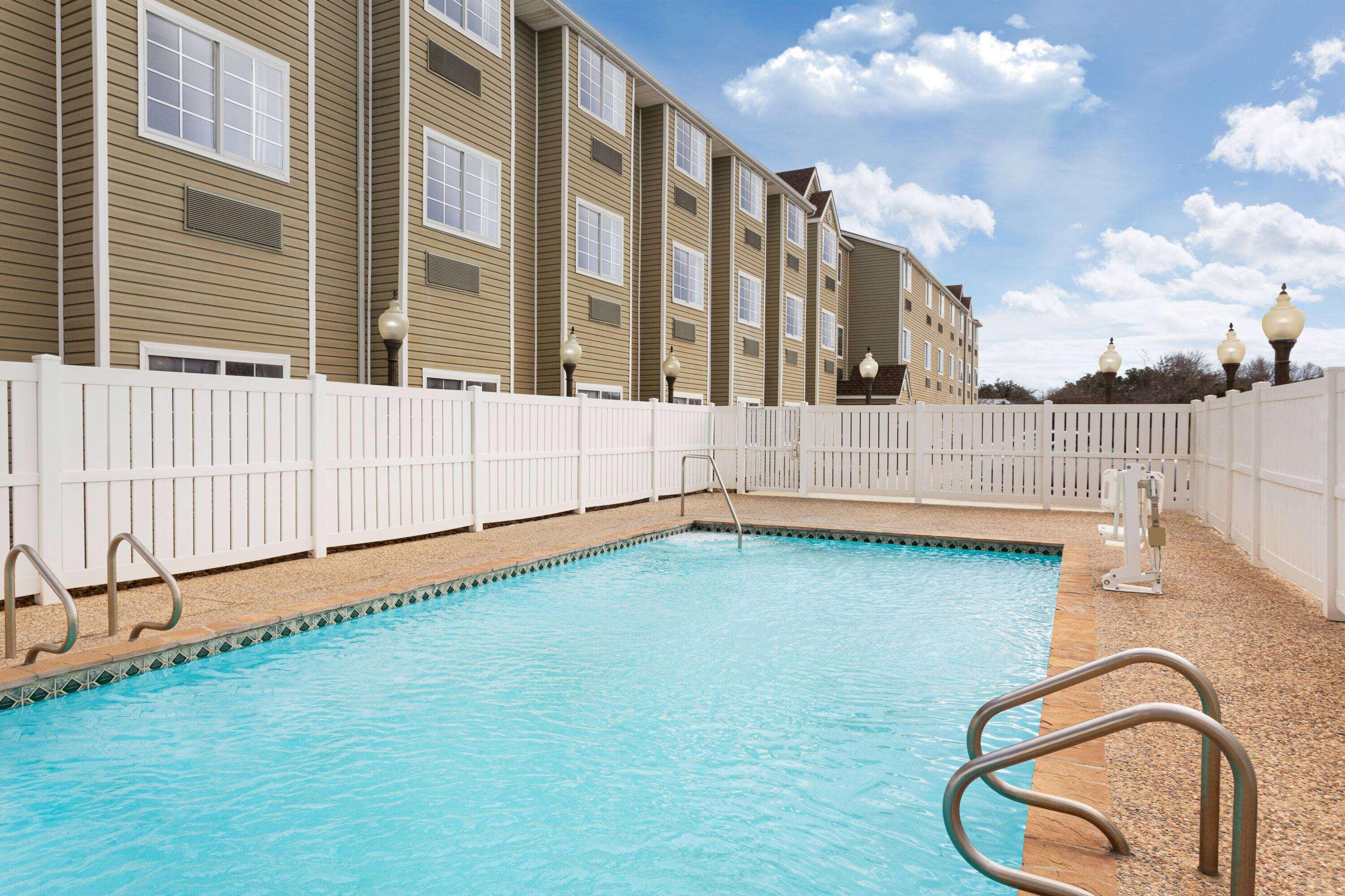 Super 8 By Wyndham Airport North 2*