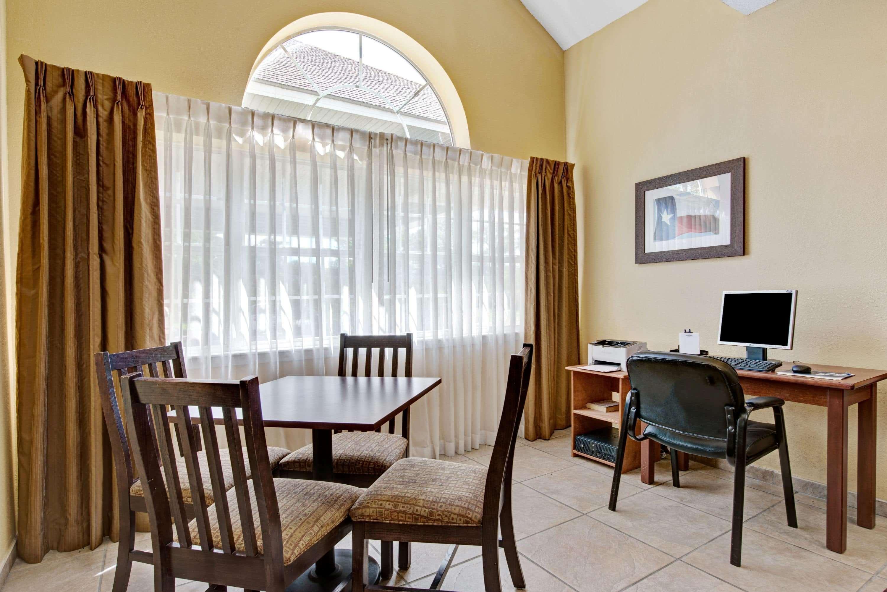 Super 8 By Wyndham Airport North San Antonio