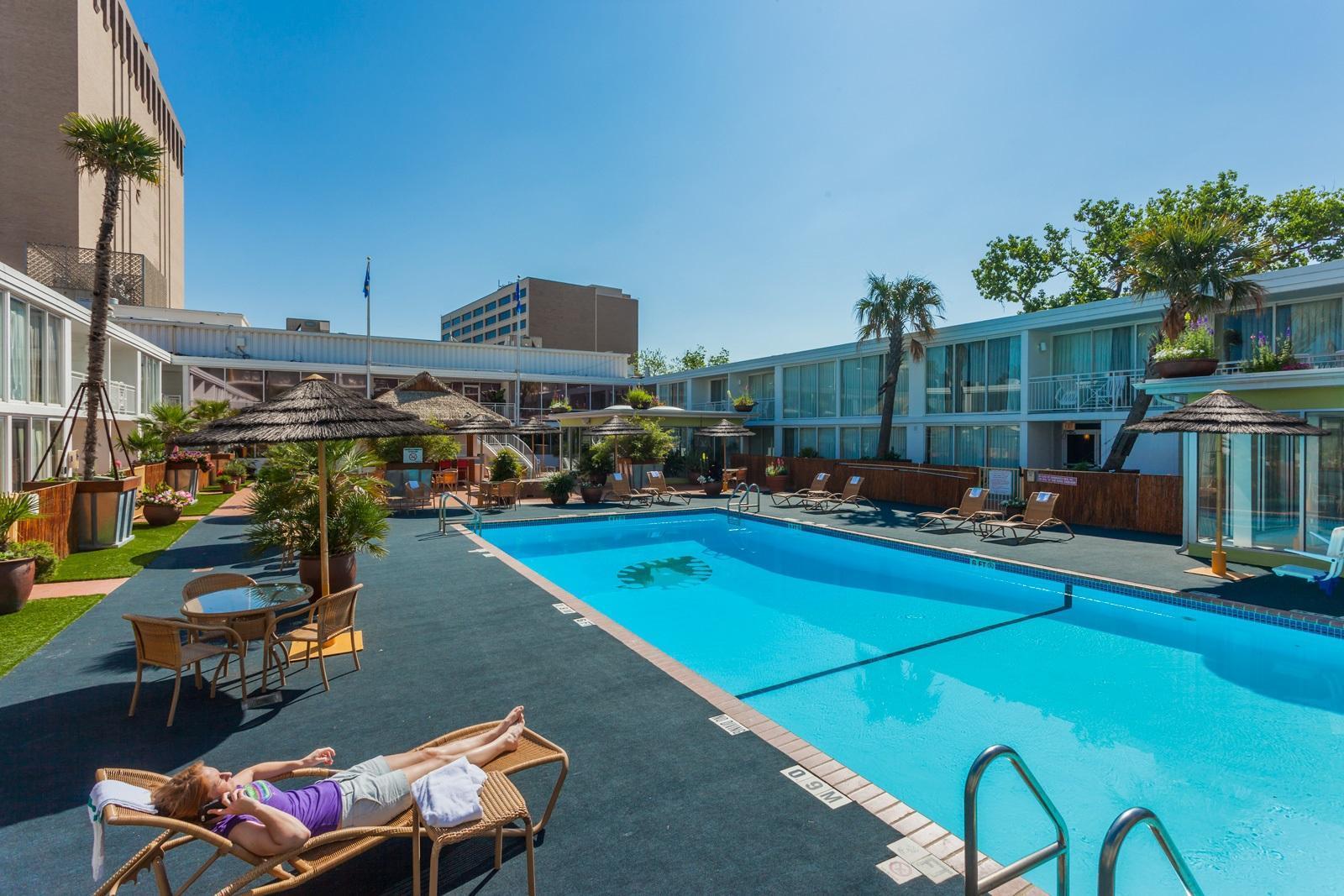 Hotel El Tropicano Riverwalk 3*