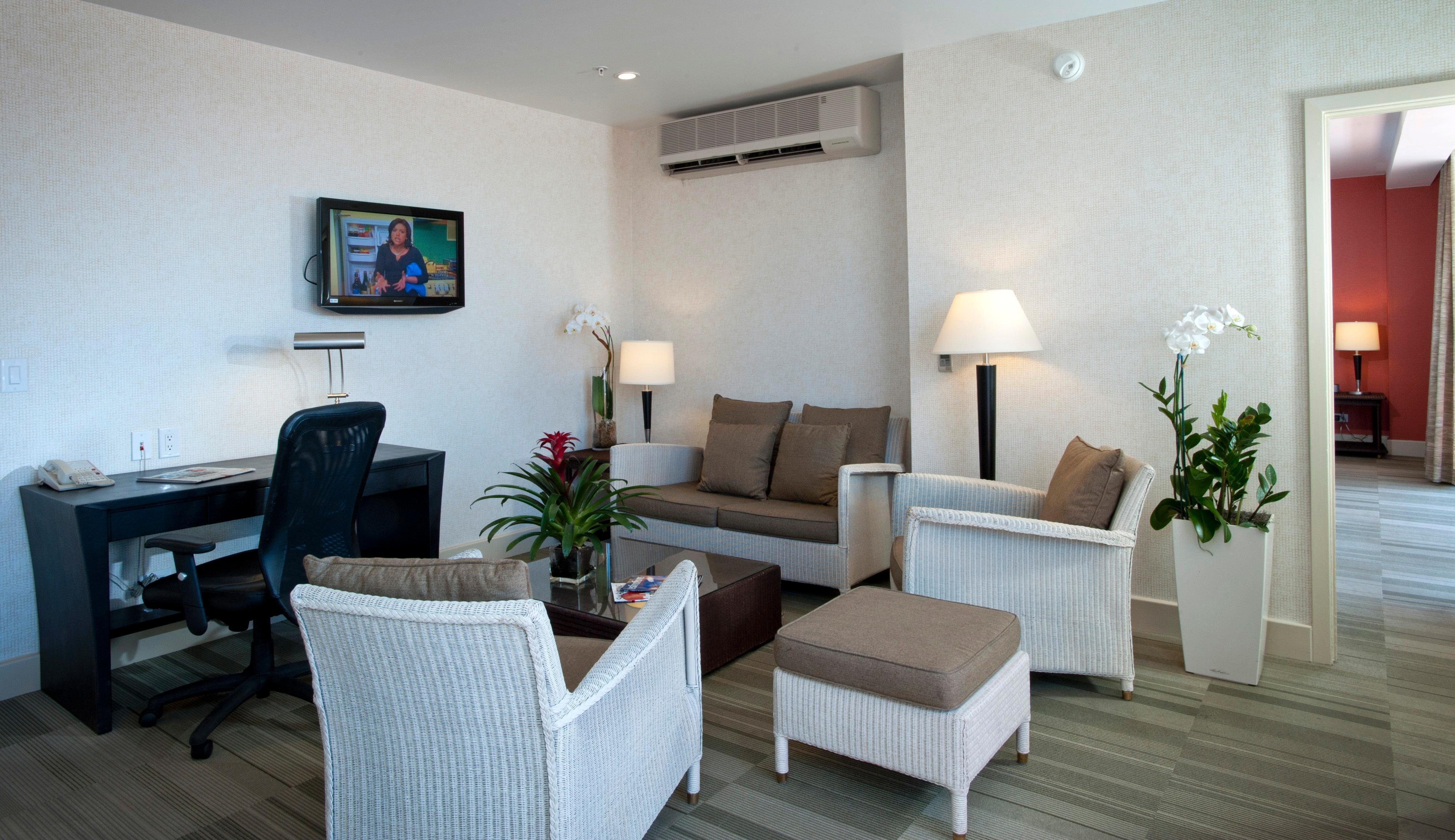 El Tropicano Riverwalk Hotel