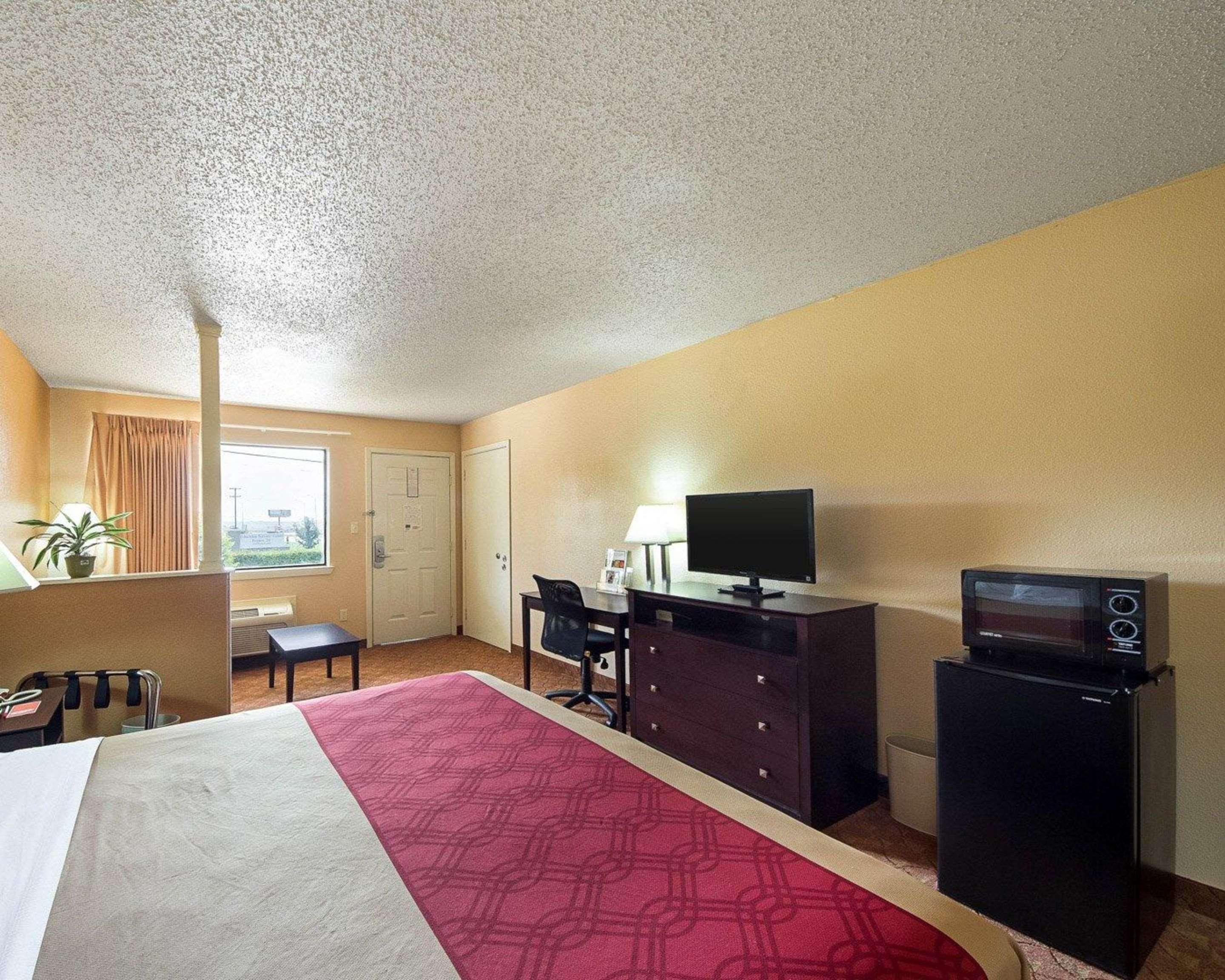 Econo & Downtown Northeast Near Fort Sam Houston Hotel 2*