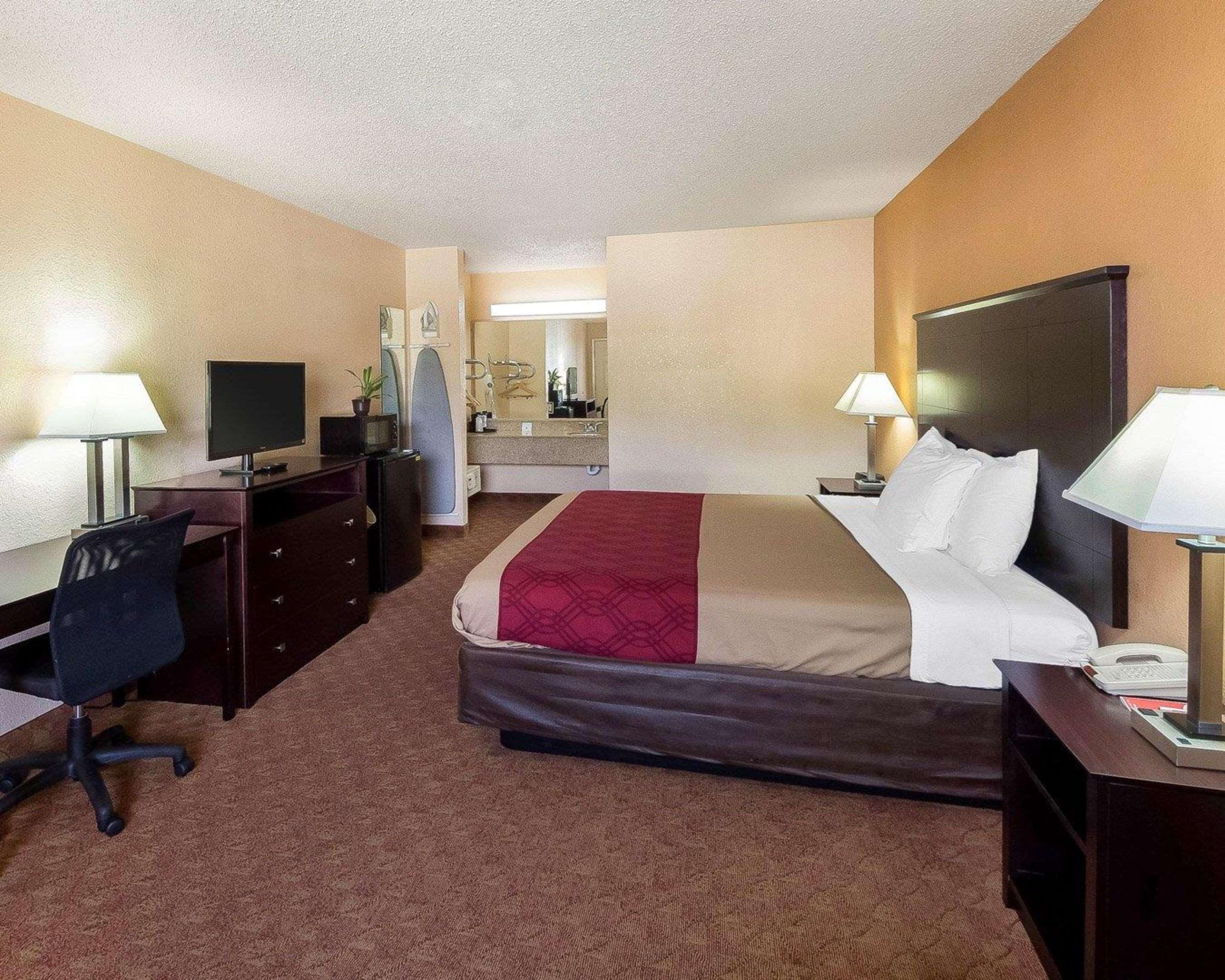 Hotel Econo & Downtown Northeast Near Fort Sam Houston