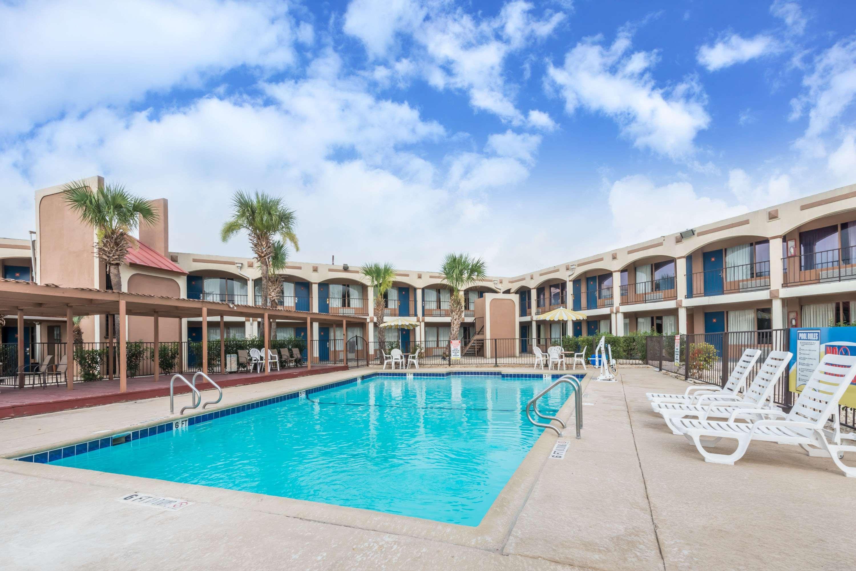 Days By Wyndham Splashtown/att Center