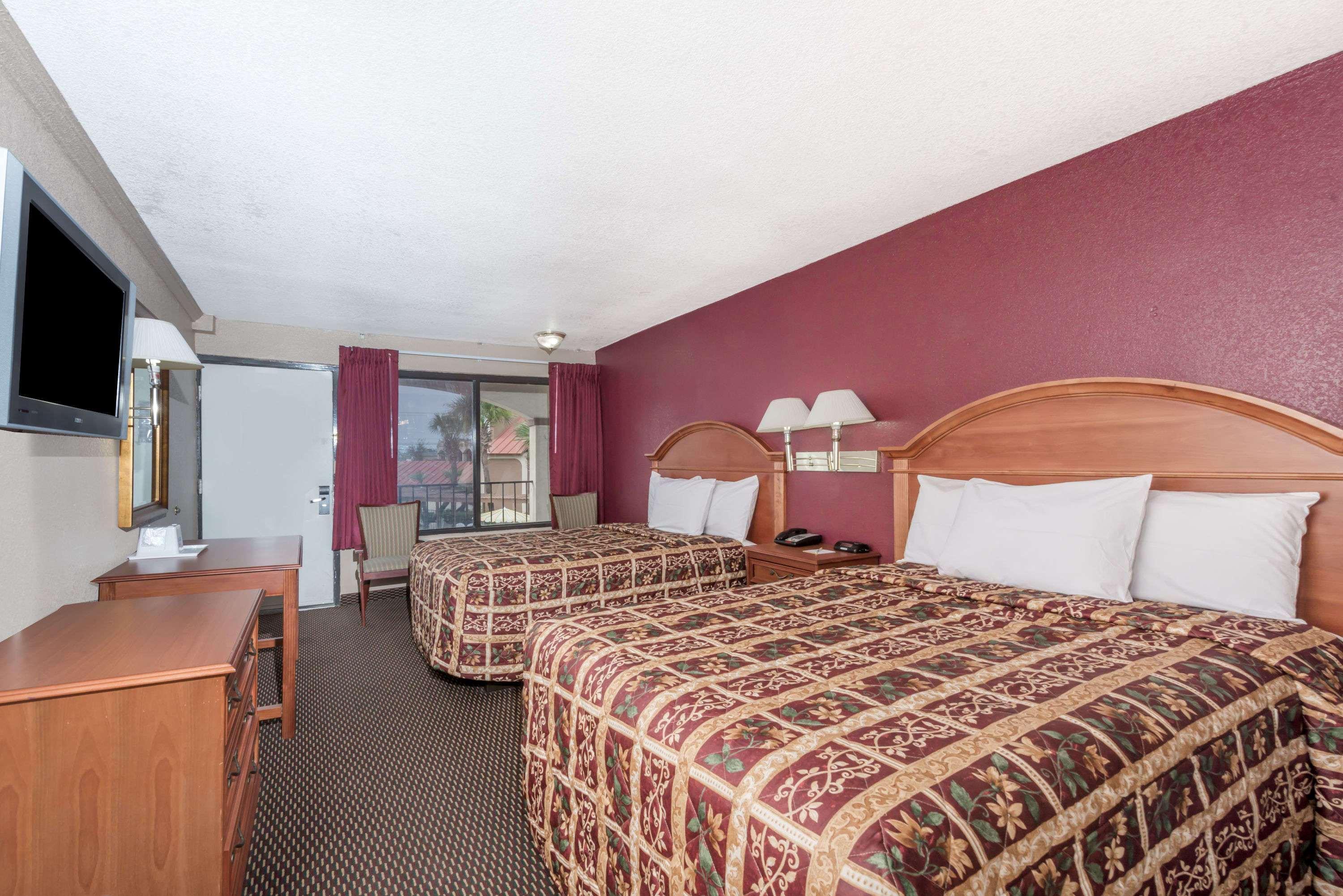 Days By Wyndham Splashtown/att Center Hotel