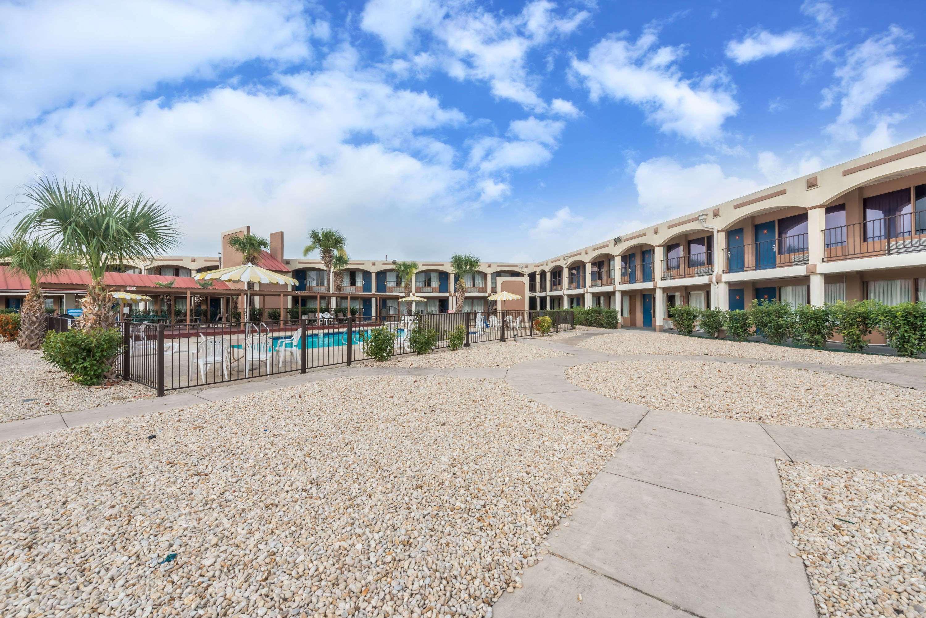 Days By Wyndham Splashtown/att Center 2*