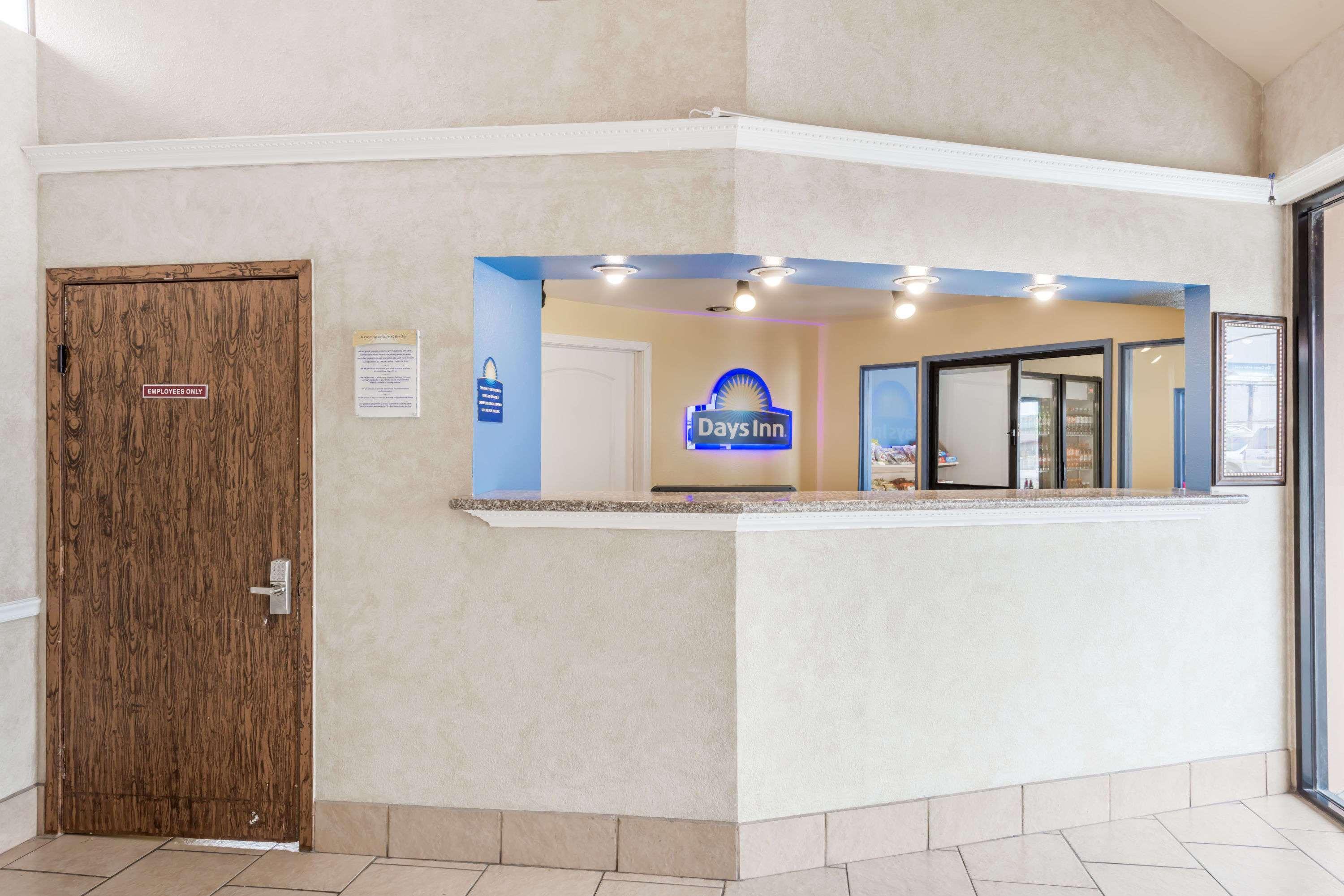 Hotel Days By Wyndham Splashtown/att Center 2*