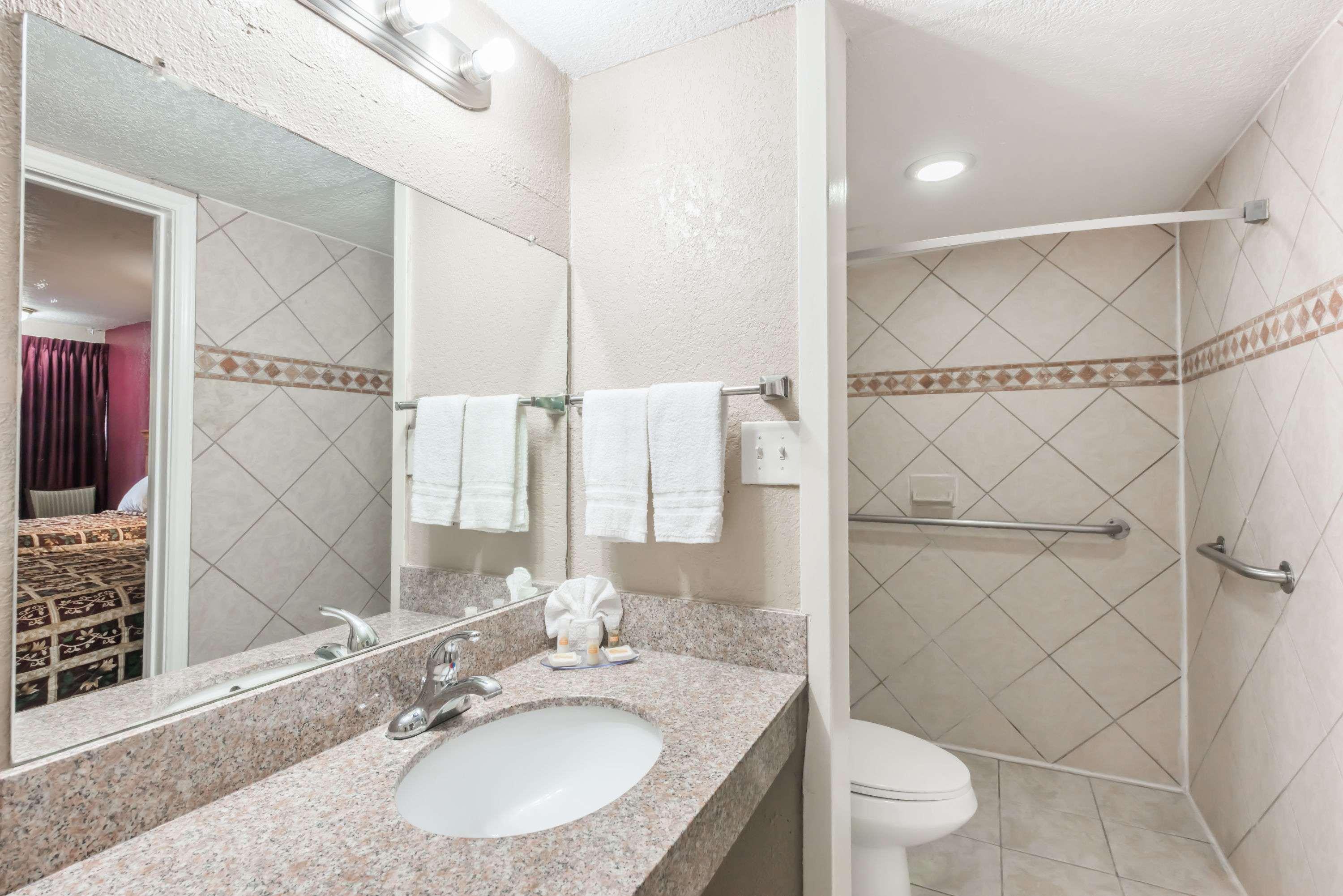 Hotel Days By Wyndham Splashtown/att Center San Antonio