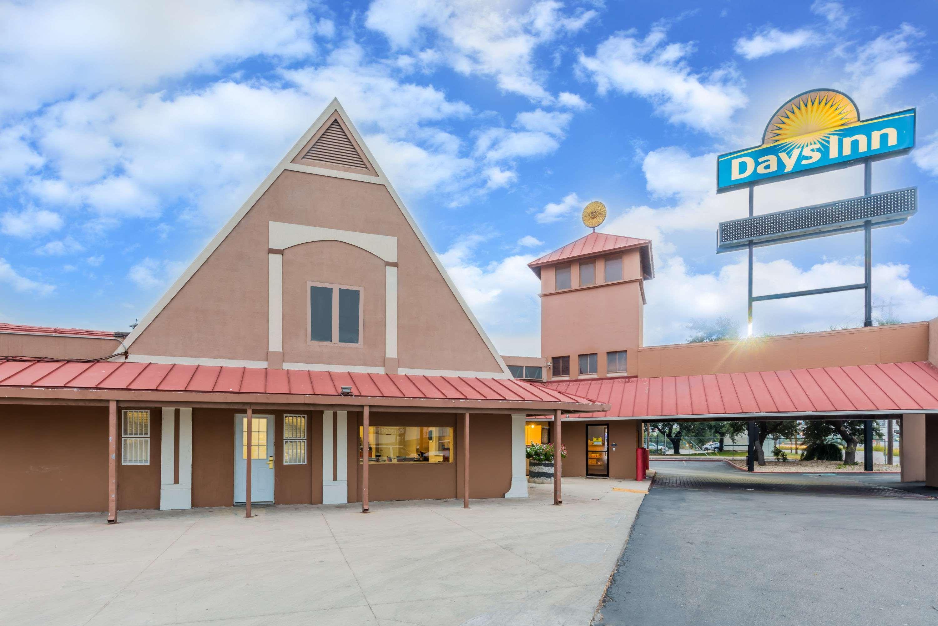 Days By Wyndham Splashtown/att Center Hotel