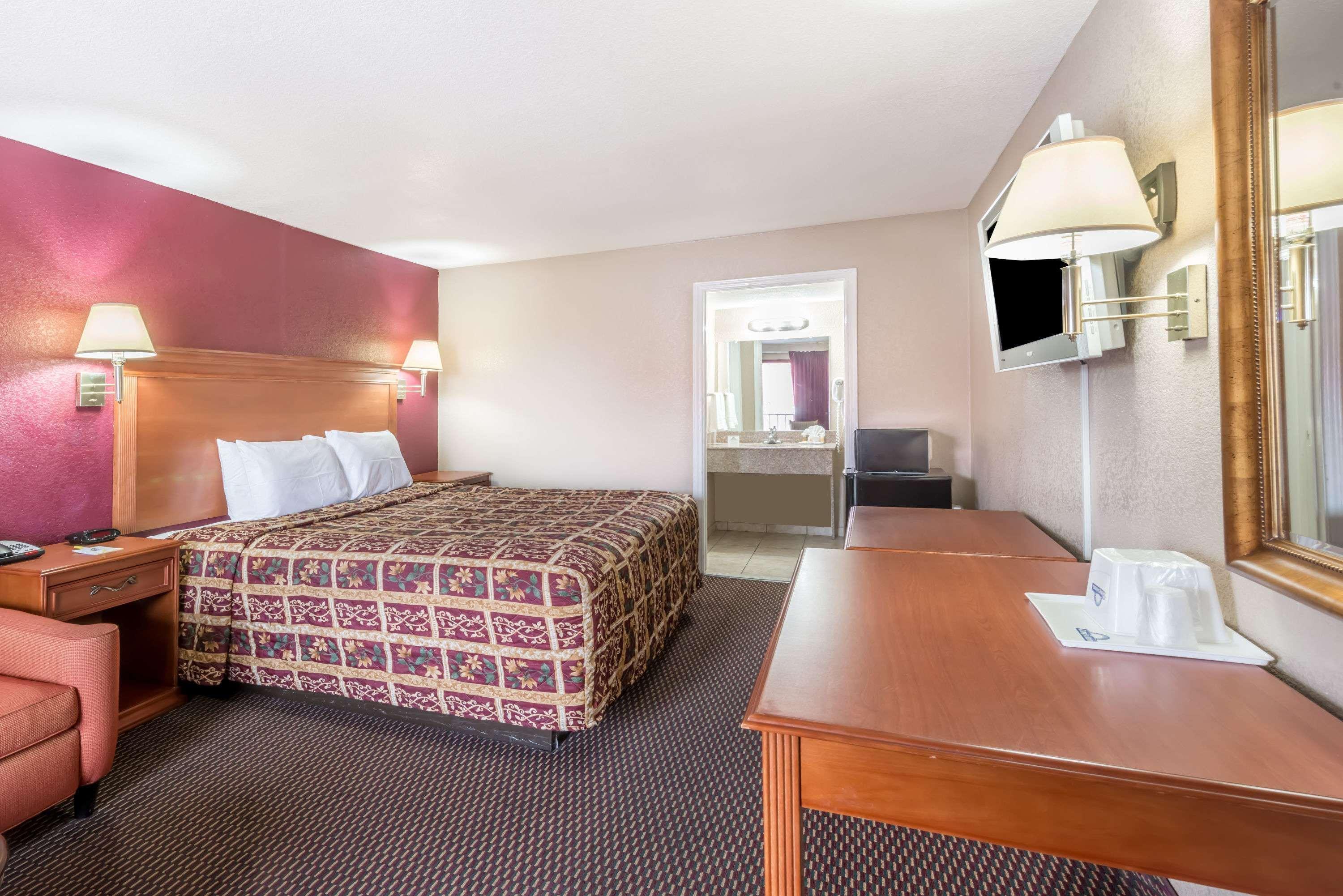 Days By Wyndham Splashtown/att Center Hotel