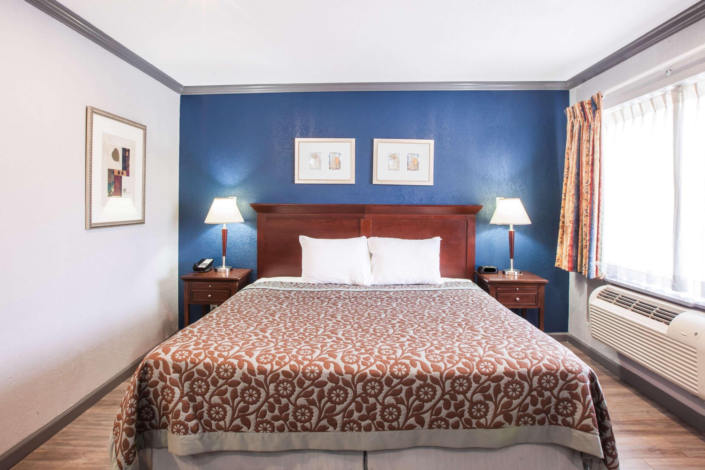 Motel Days By Wyndham Alamo/riverwalk San Antonio