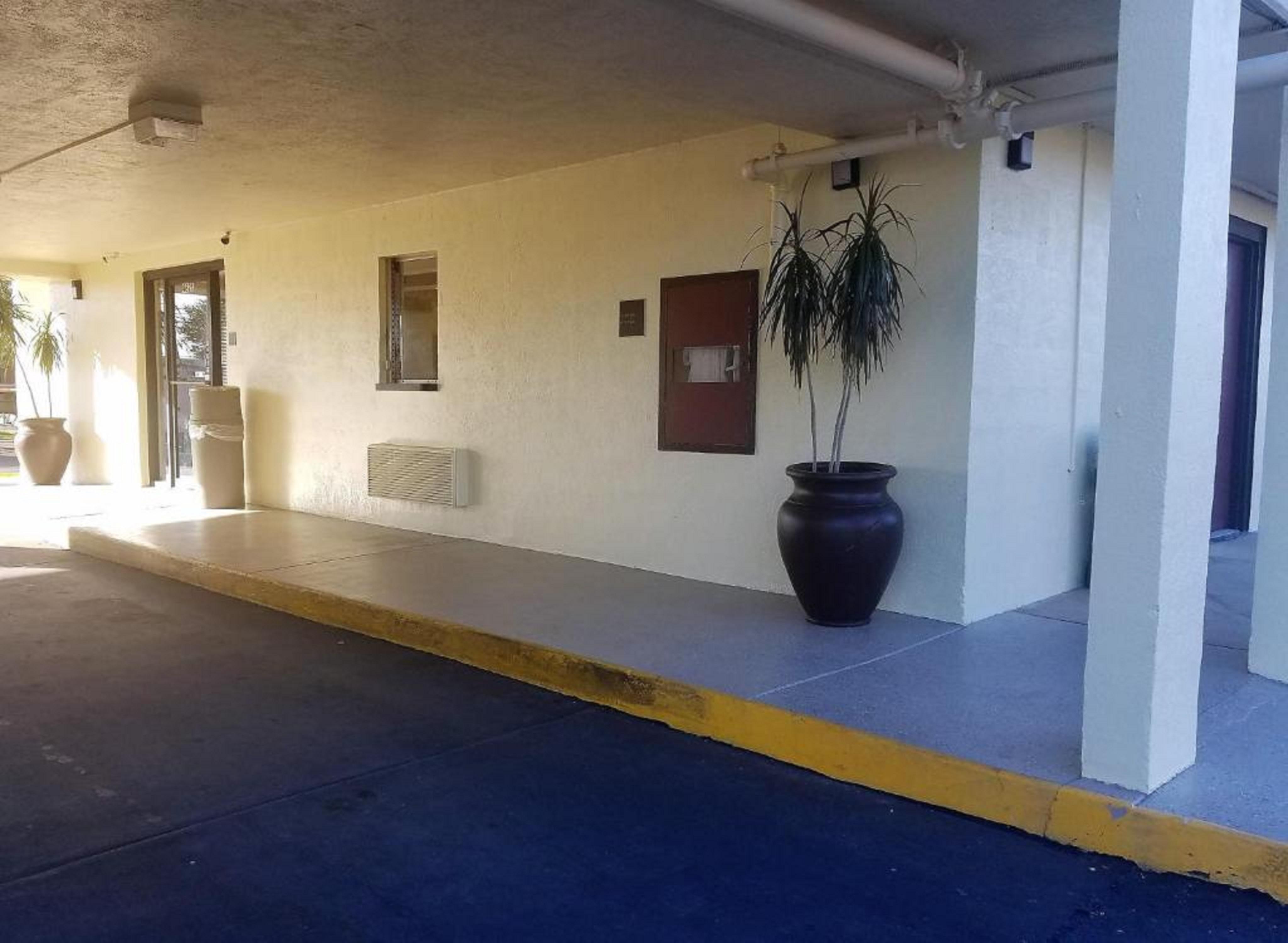 Inn Red Roof Northeast - Rittiman Rd 2*
