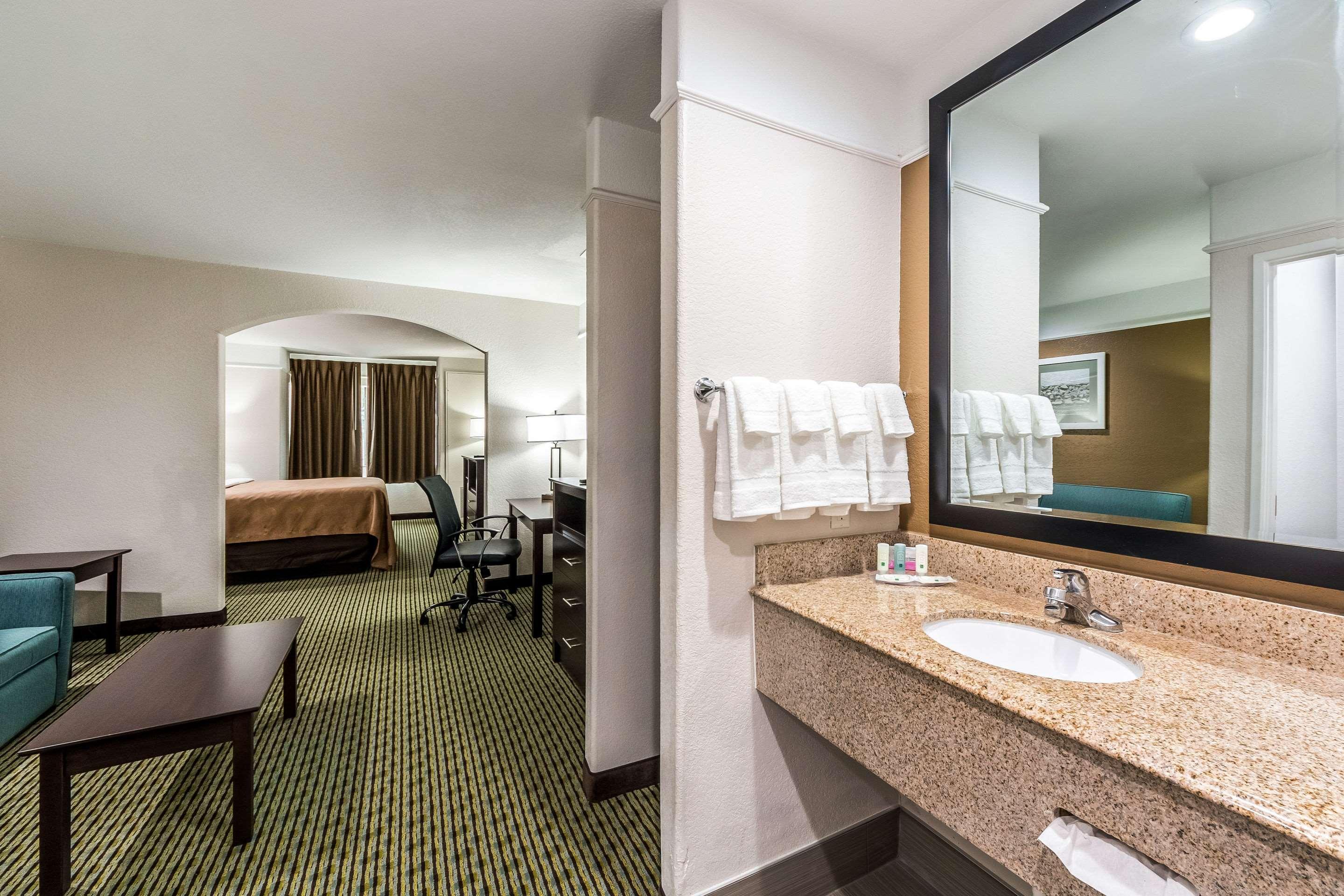 Hotel Quality & Seaworld North San Antonio