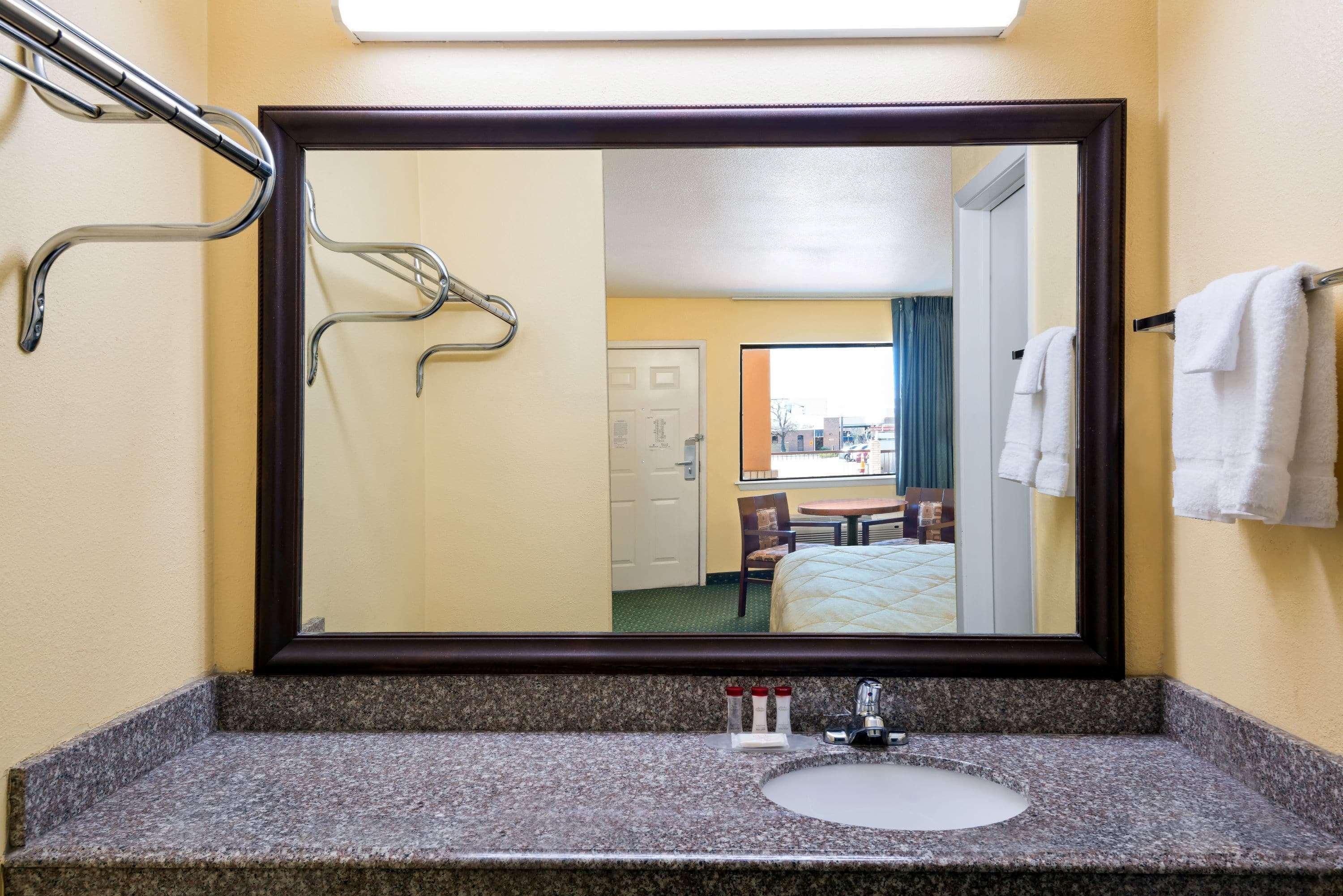 Ramada By Wyndham Near Seaworld - Lackland Afb Hotel