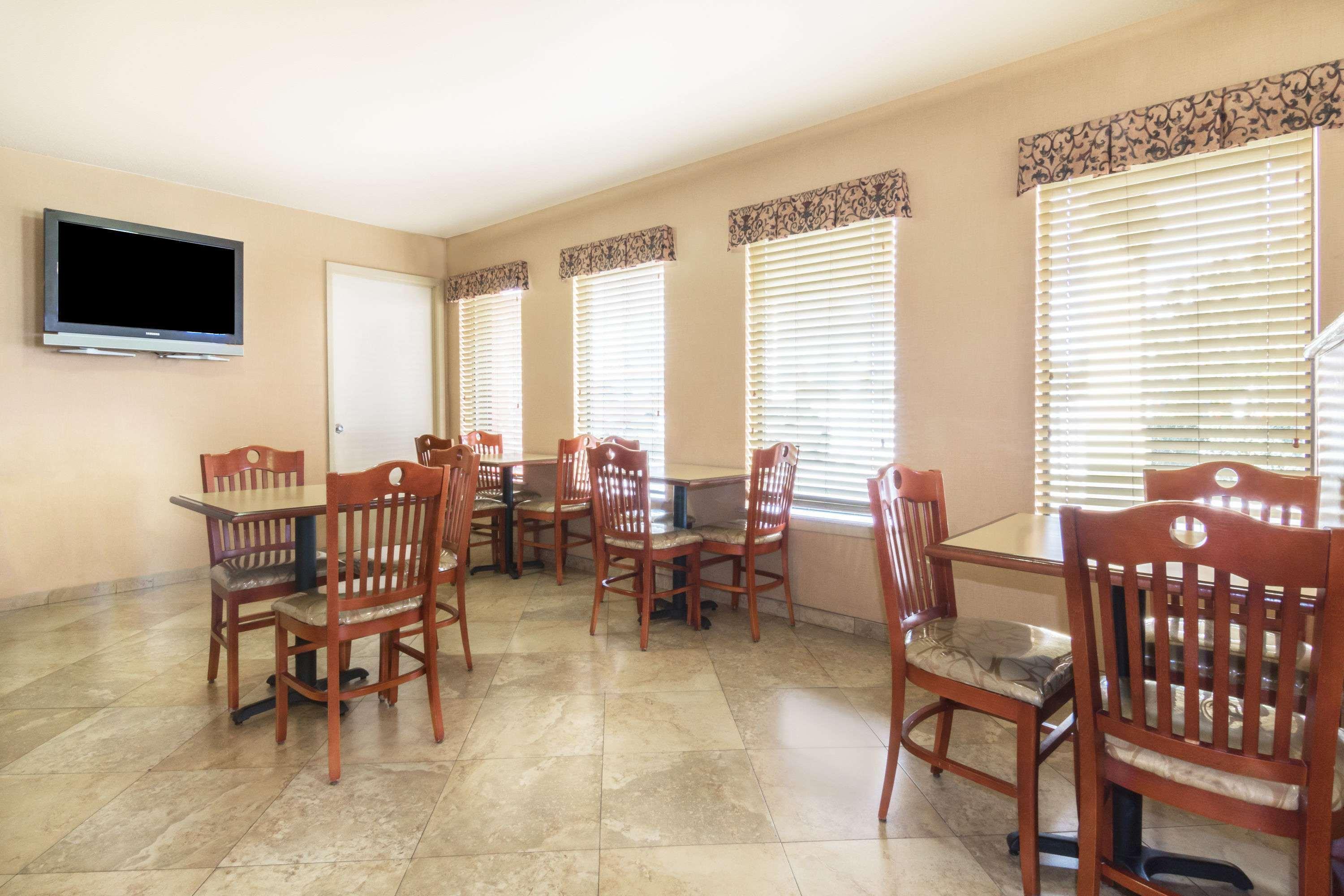 Days By Wyndham Interstate Hwy 35 North Hotel 2*