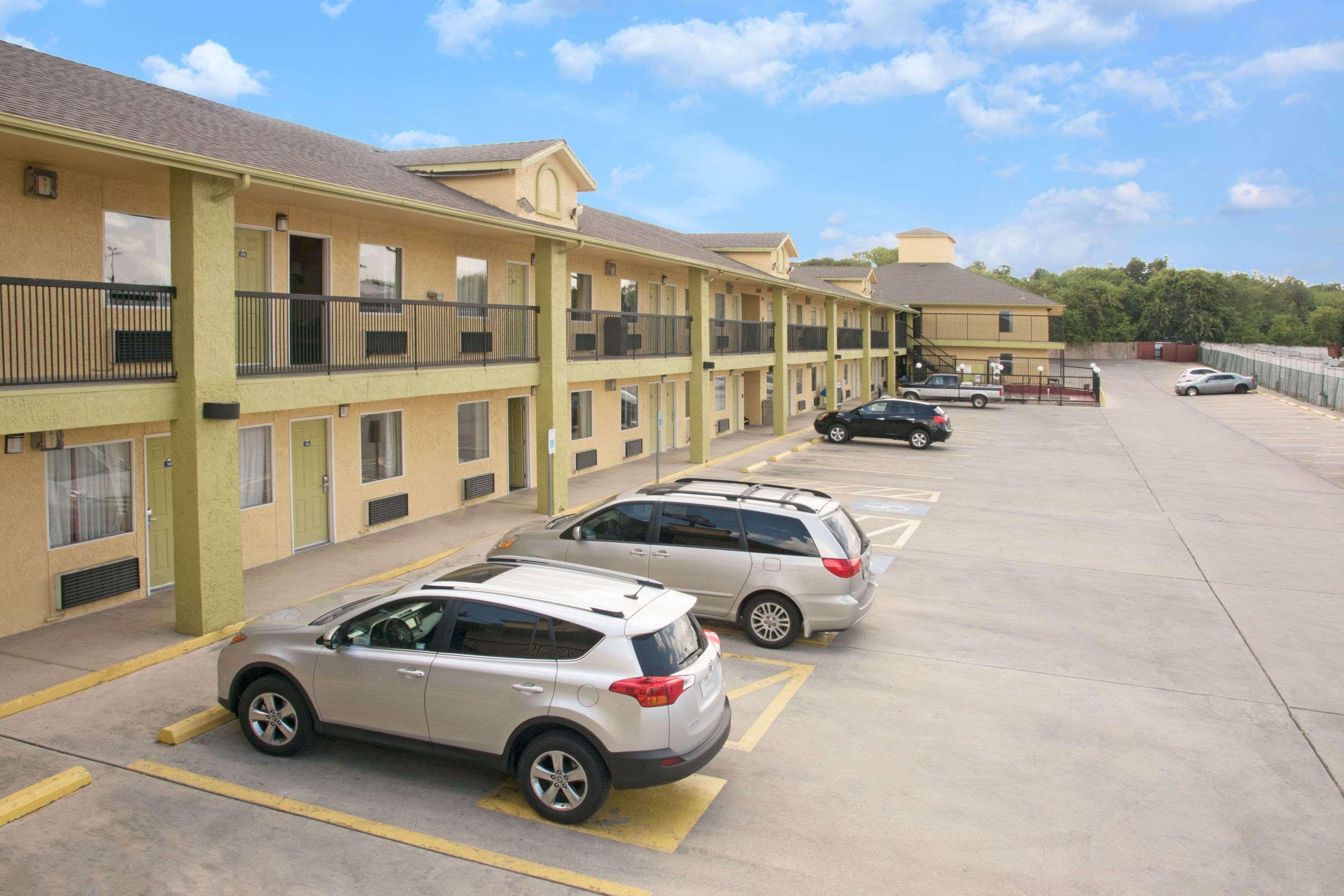 Days By Wyndham Interstate Hwy 35 North Hotel