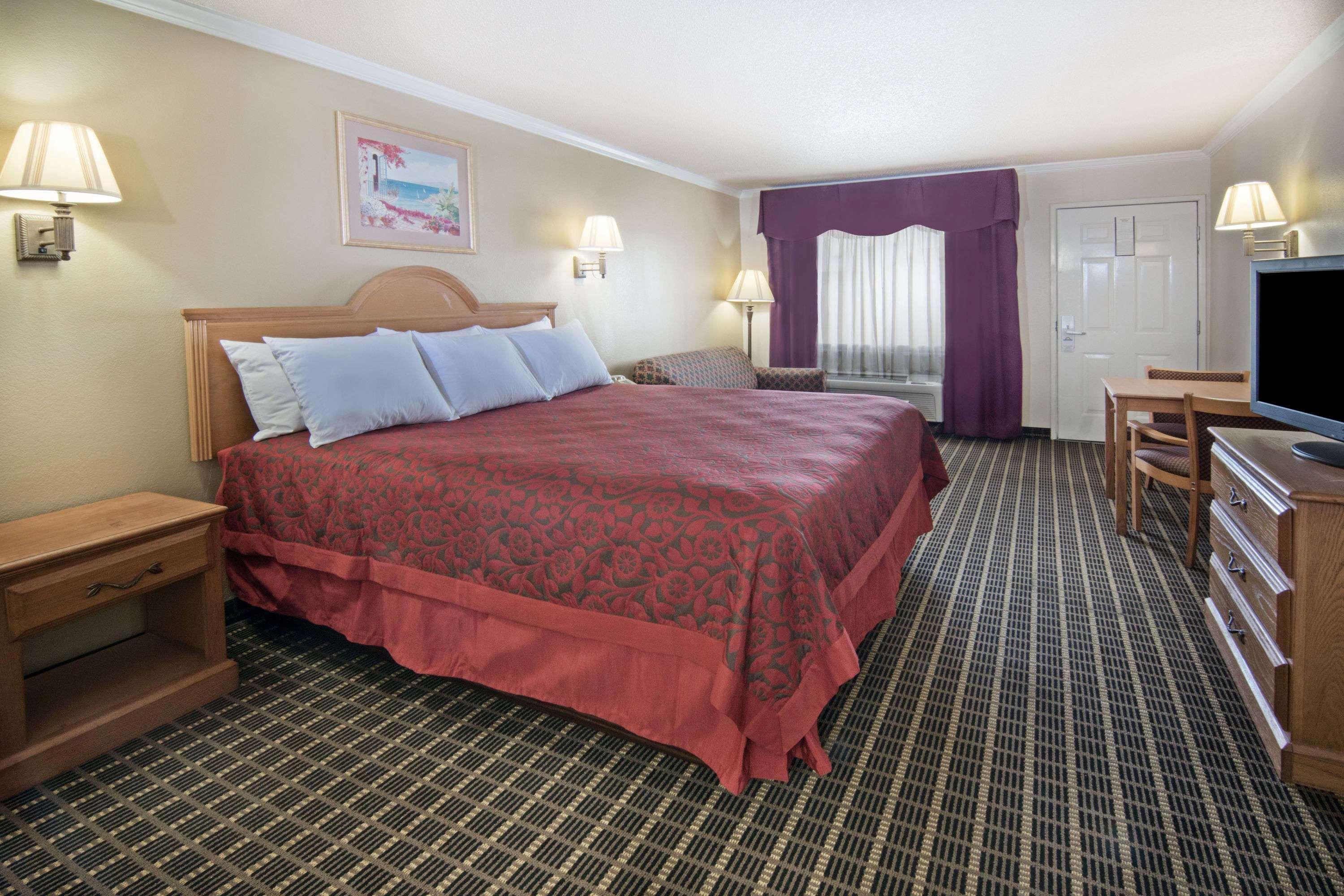 Hotel Days By Wyndham Interstate Hwy 35 North