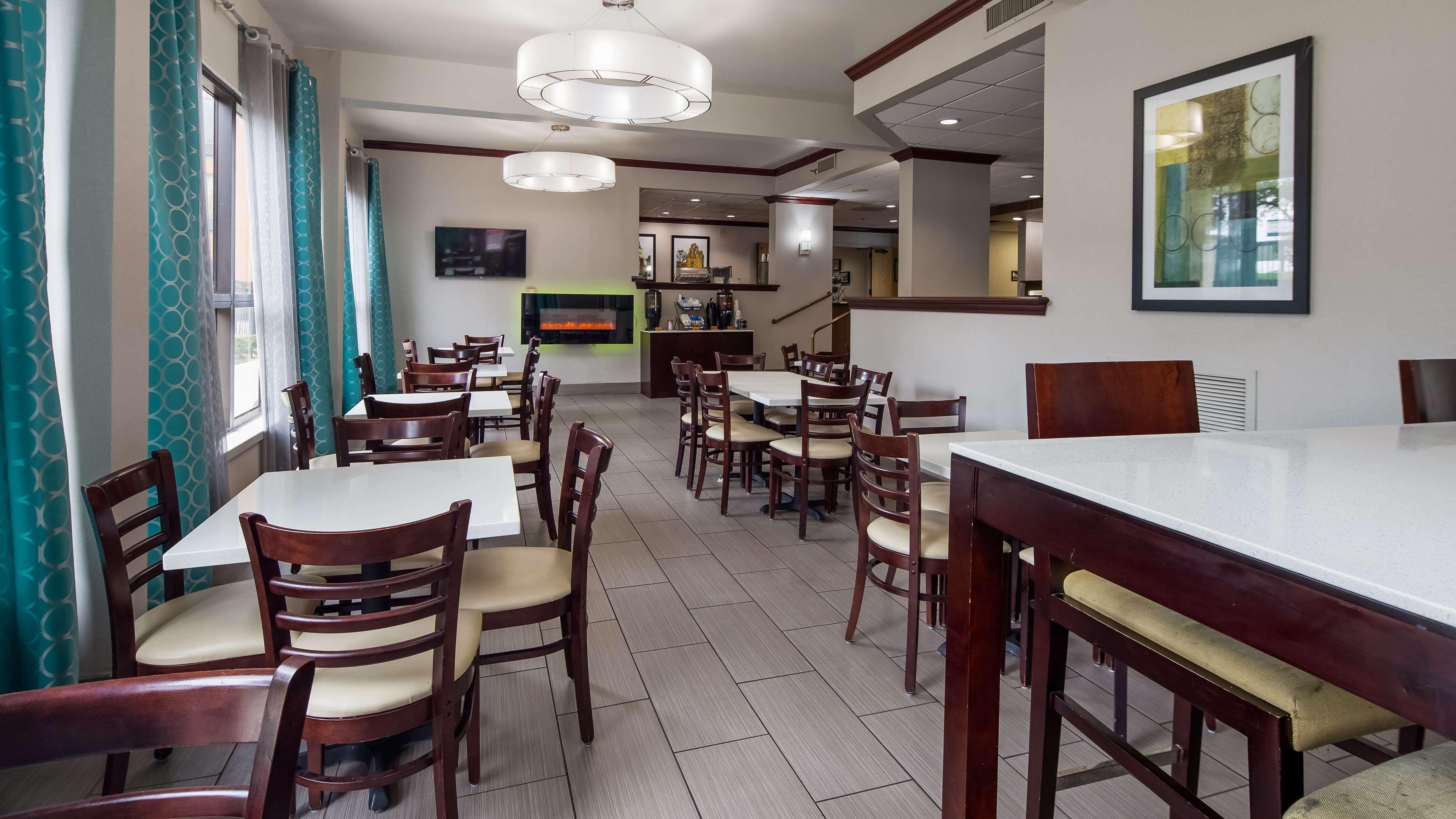 Clarion Pointe Near Medical Center Hotel 2*