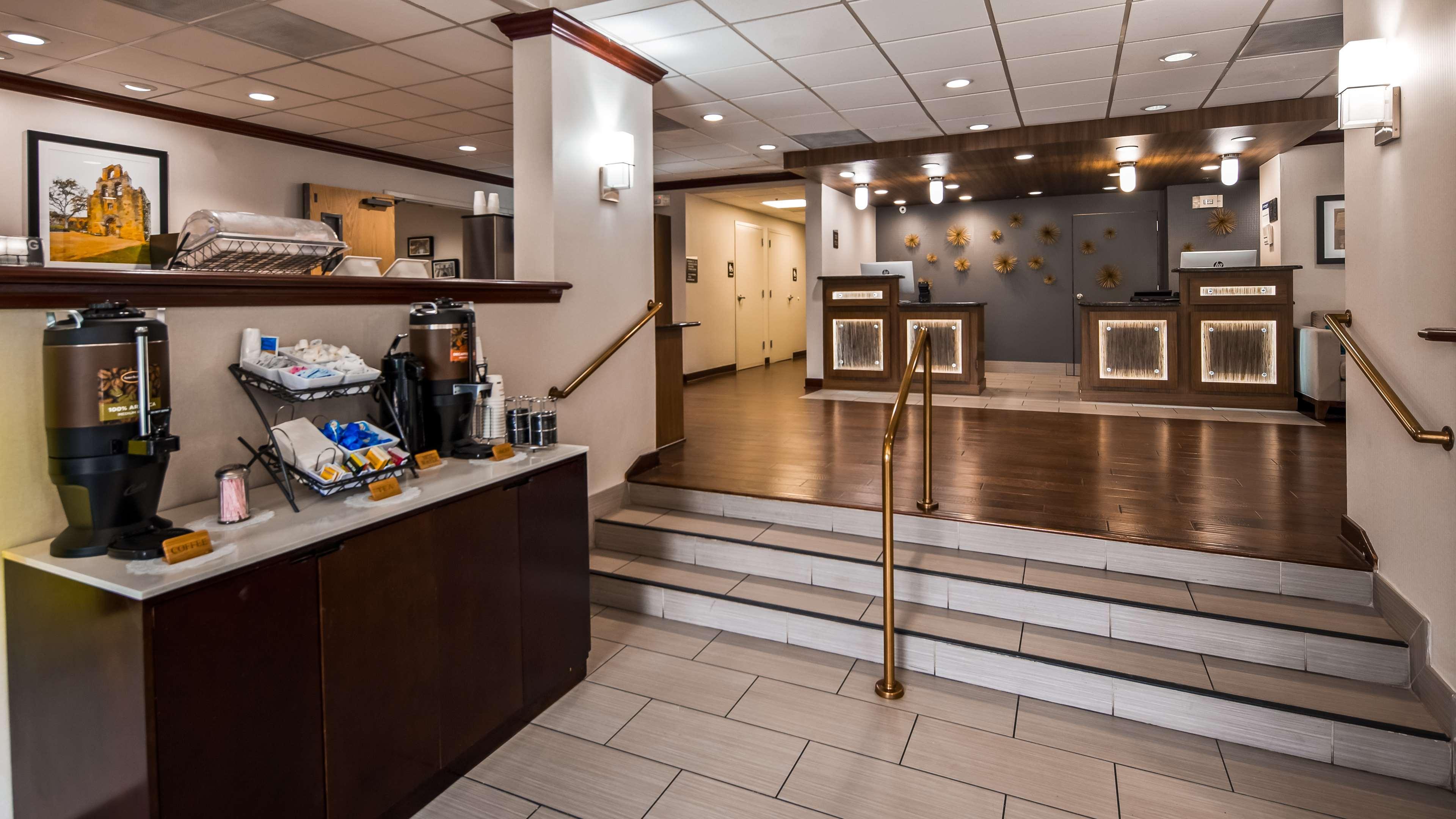 Clarion Pointe Near Medical Center Hotel 2*