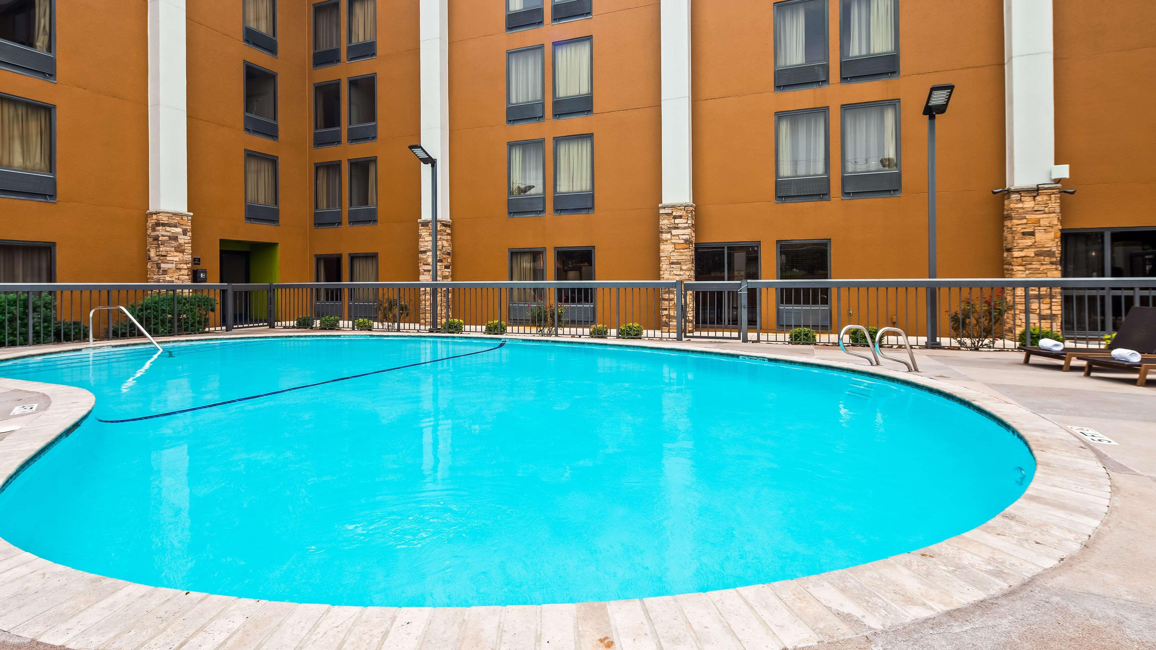 Clarion Pointe Near Medical Center Hotel 2*