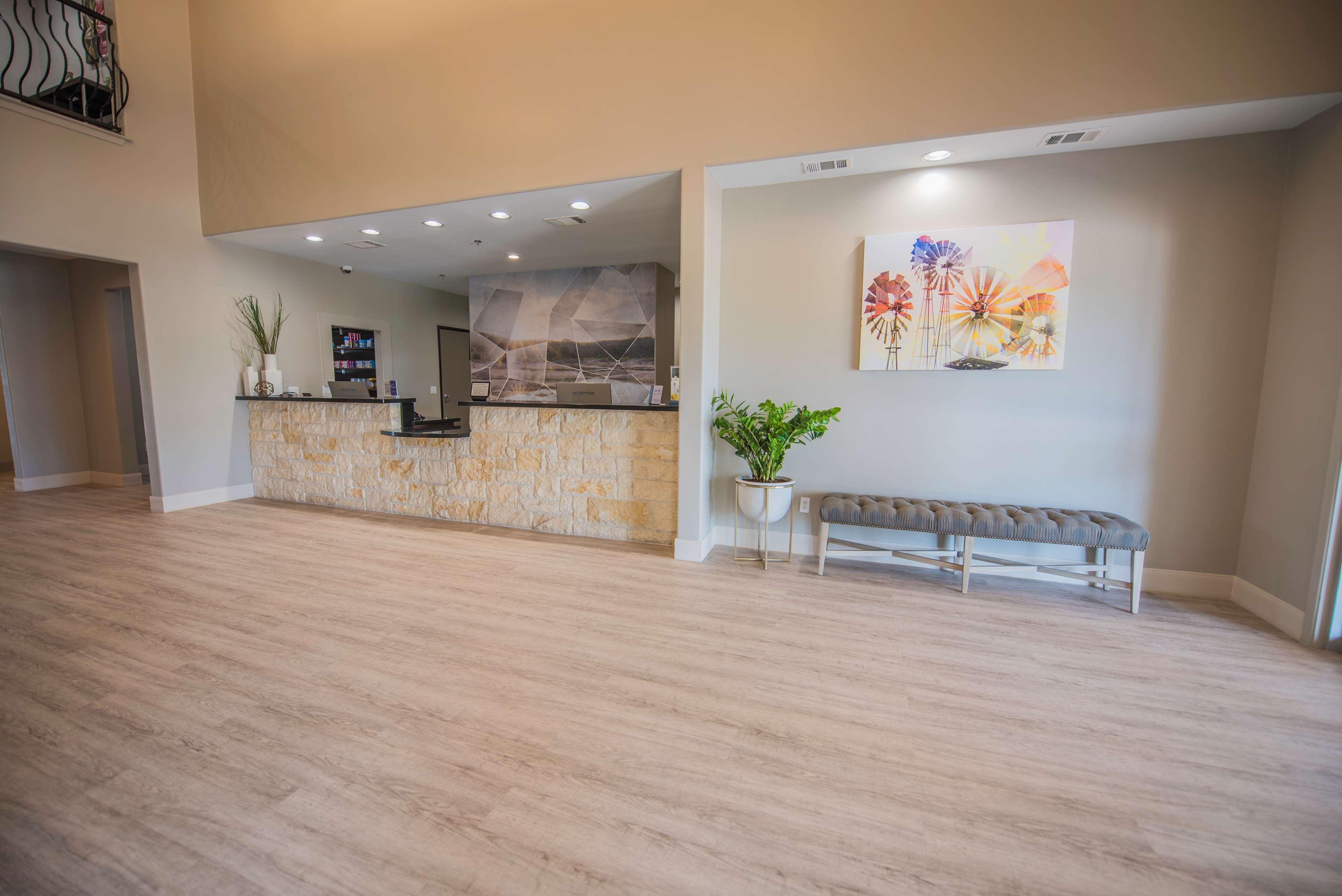 Hotel Clarion Pointe Near Medical Center 2*