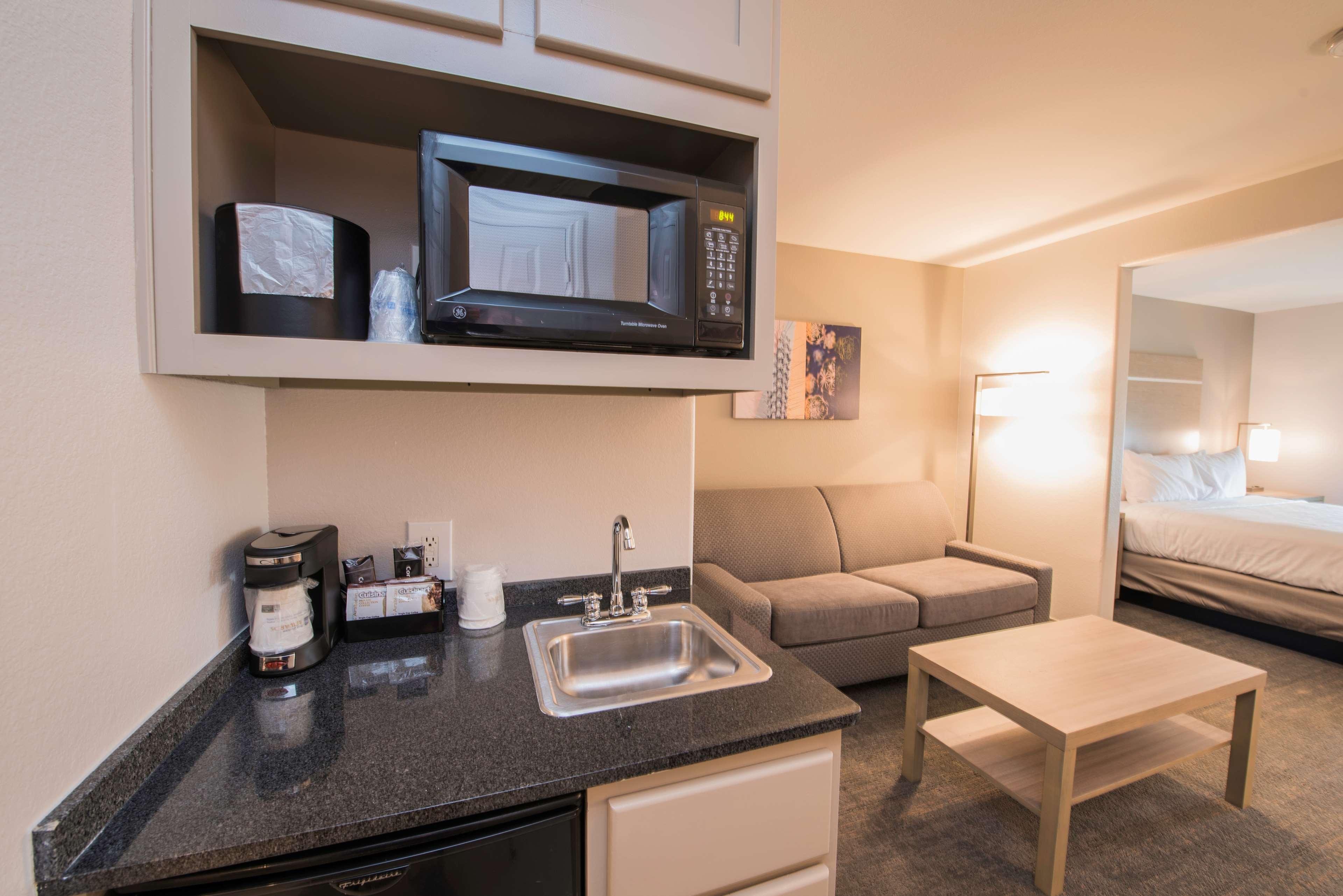 Hotel Clarion Pointe Near Medical Center 2*