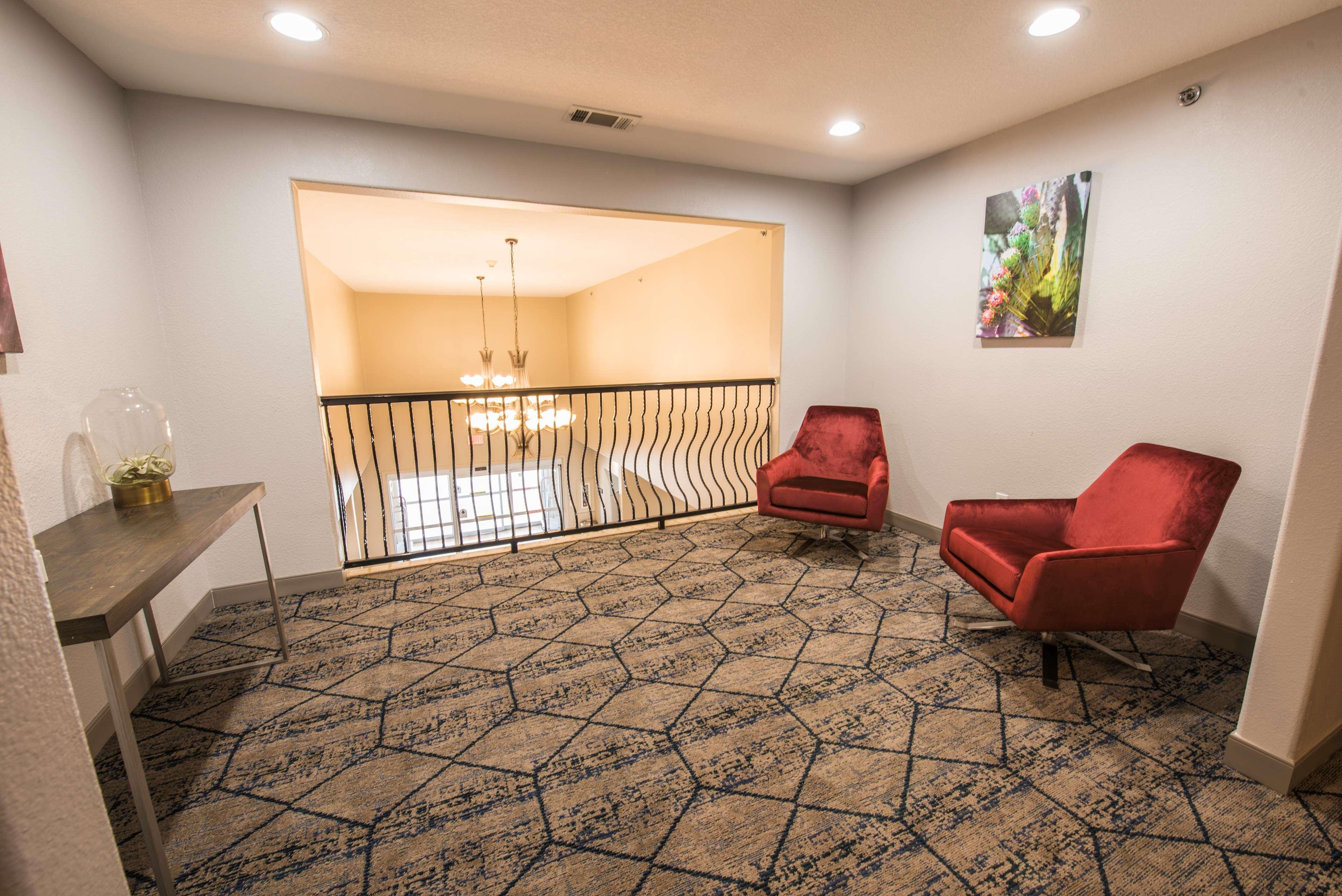 Hotel Clarion Pointe Near Medical Center