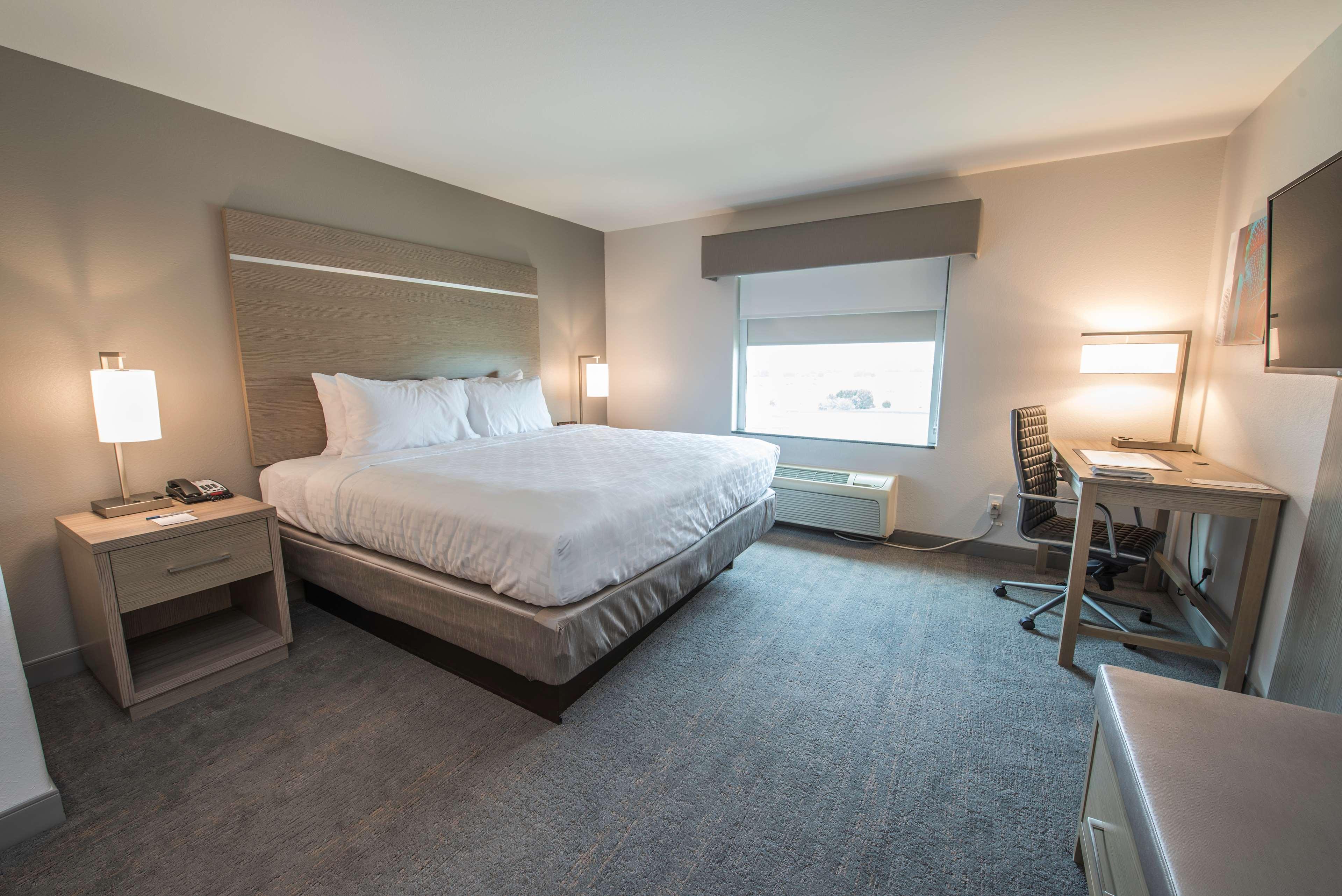 Hotel Clarion Pointe Near Medical Center