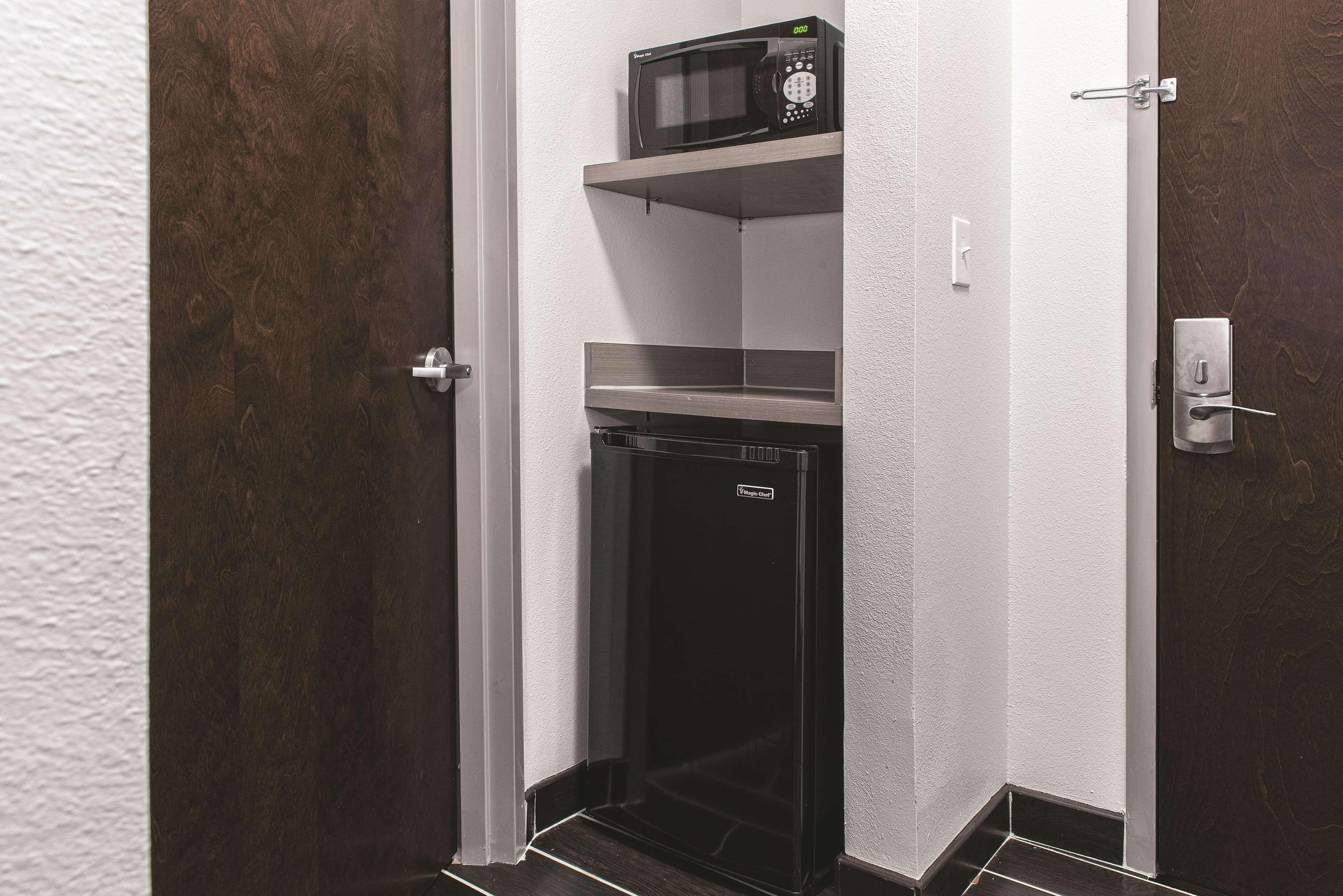La Quinta By Wyndham San Antonio By Frost Bank Center Hotel