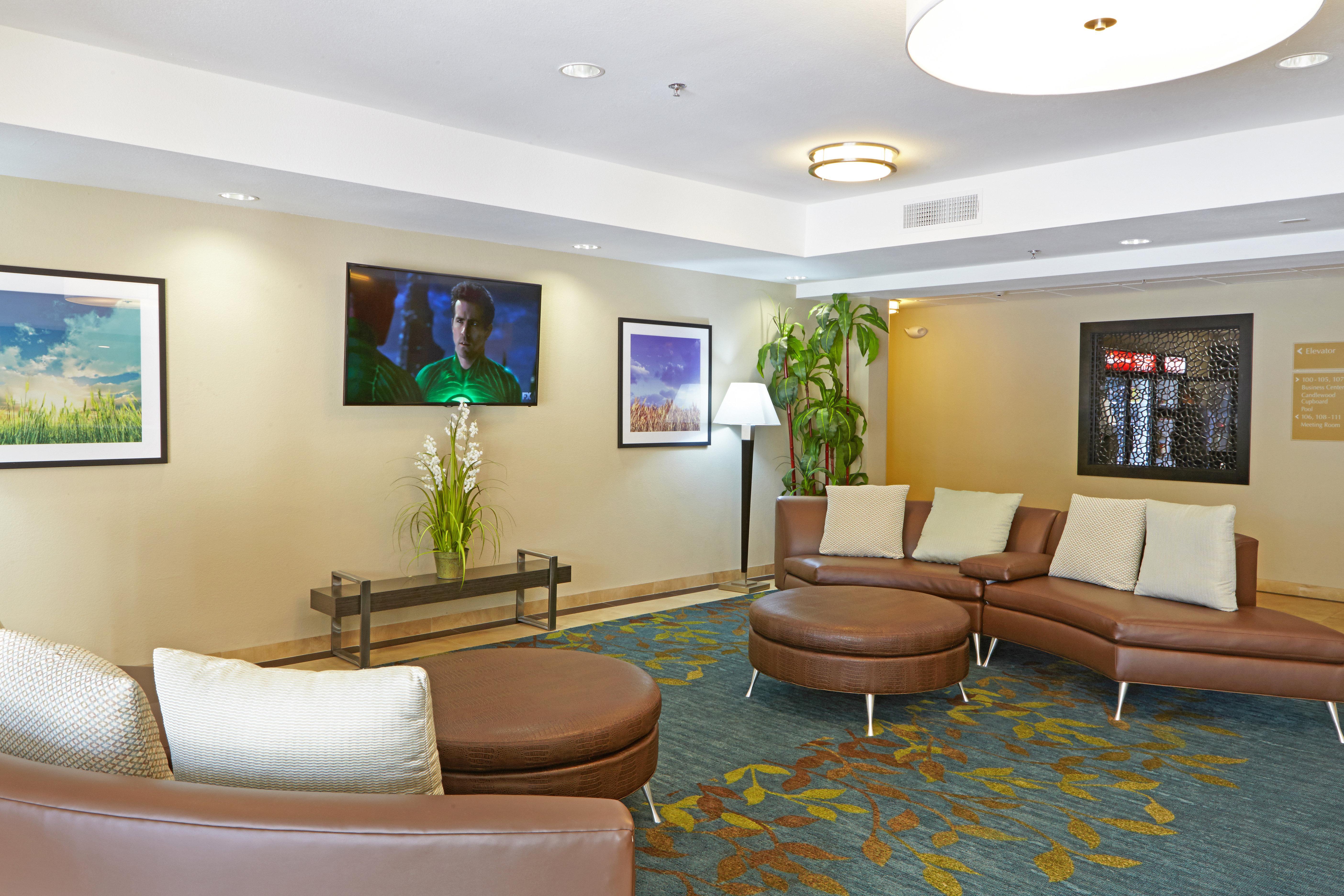 Candlewood Airport By Ihg Hotel