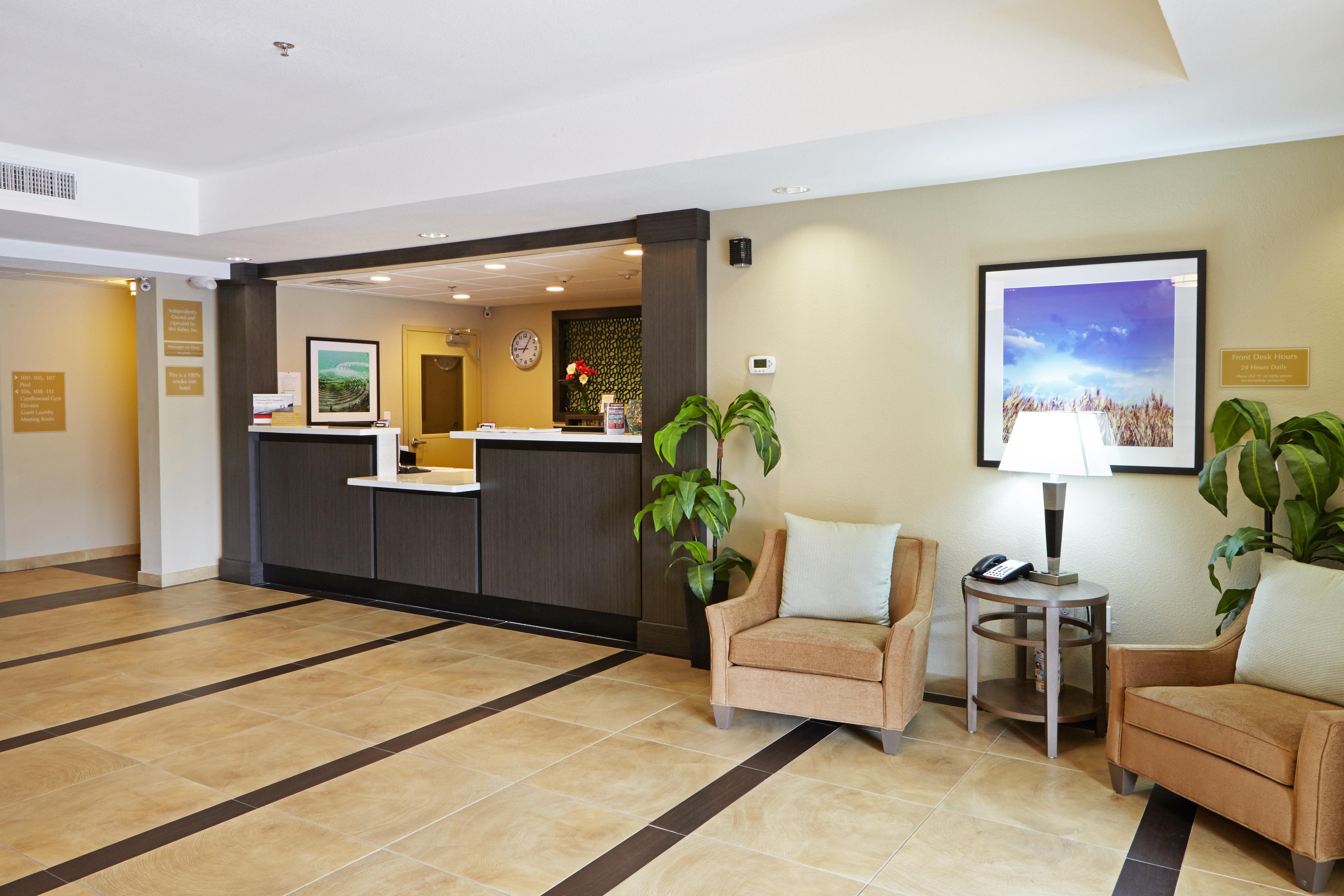Candlewood Airport By Ihg 3*
