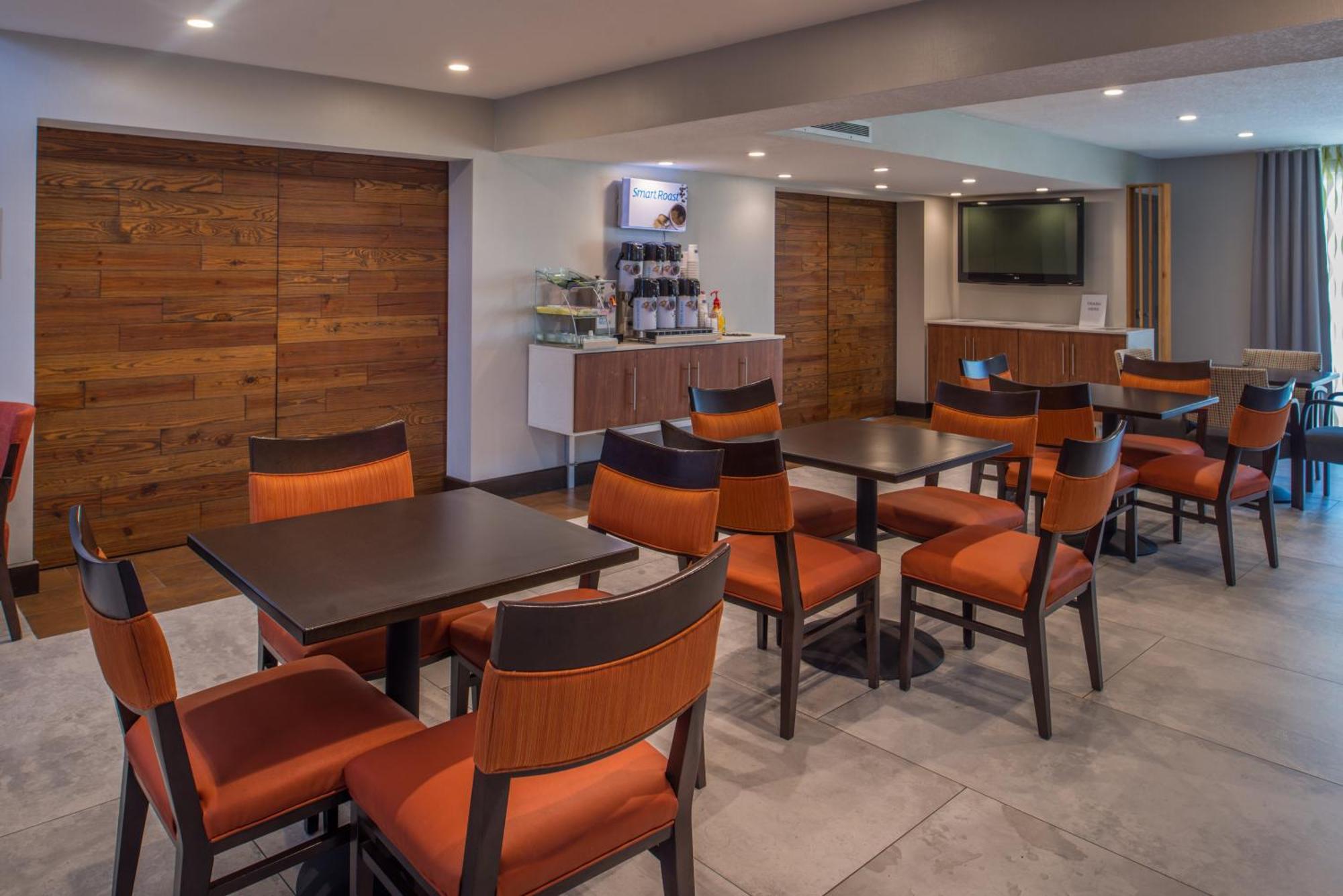 Express & Medical - Six Flags By Ihg Hotel