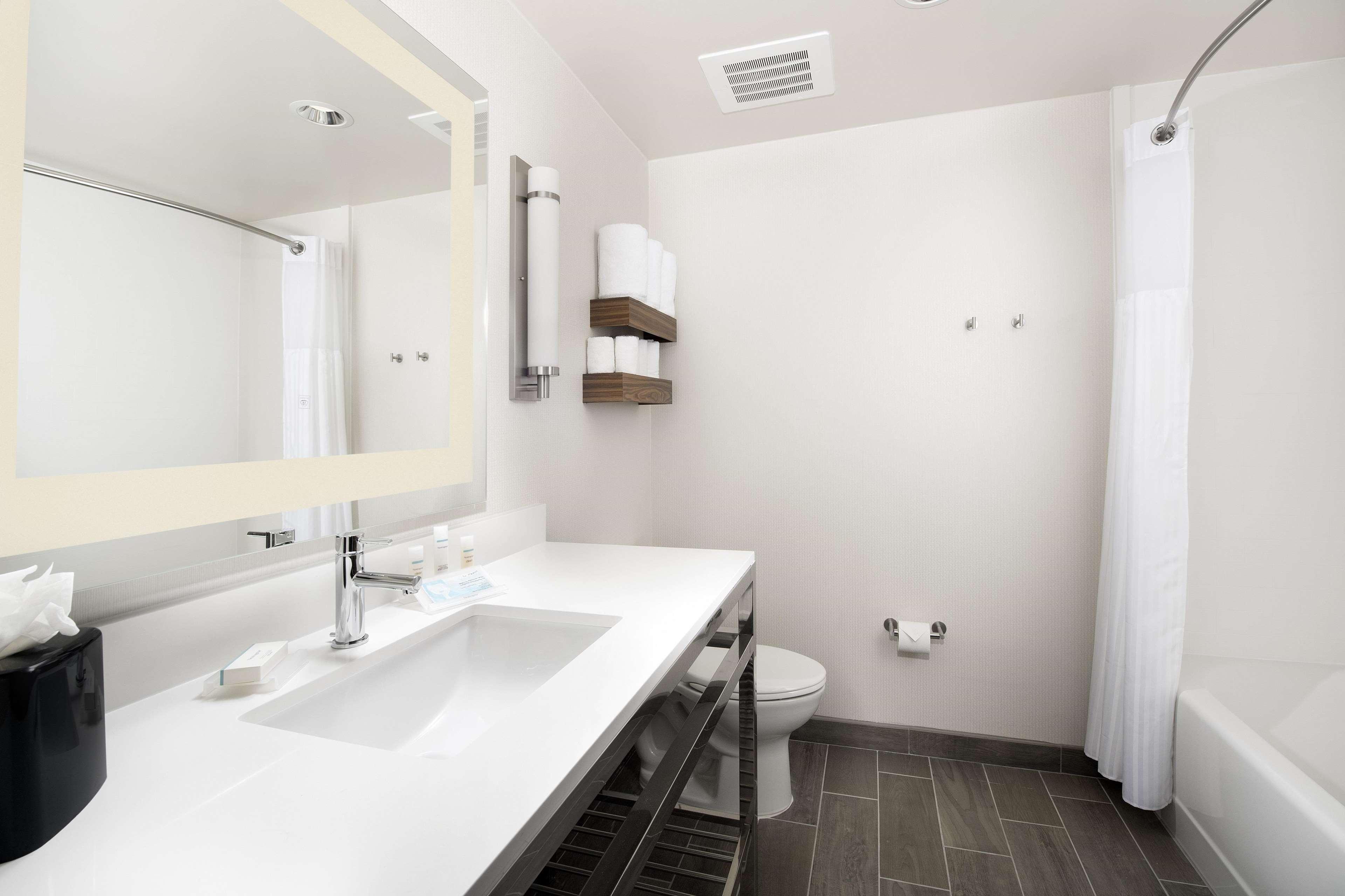Hilton Garden Downtown Riverwalk 4*