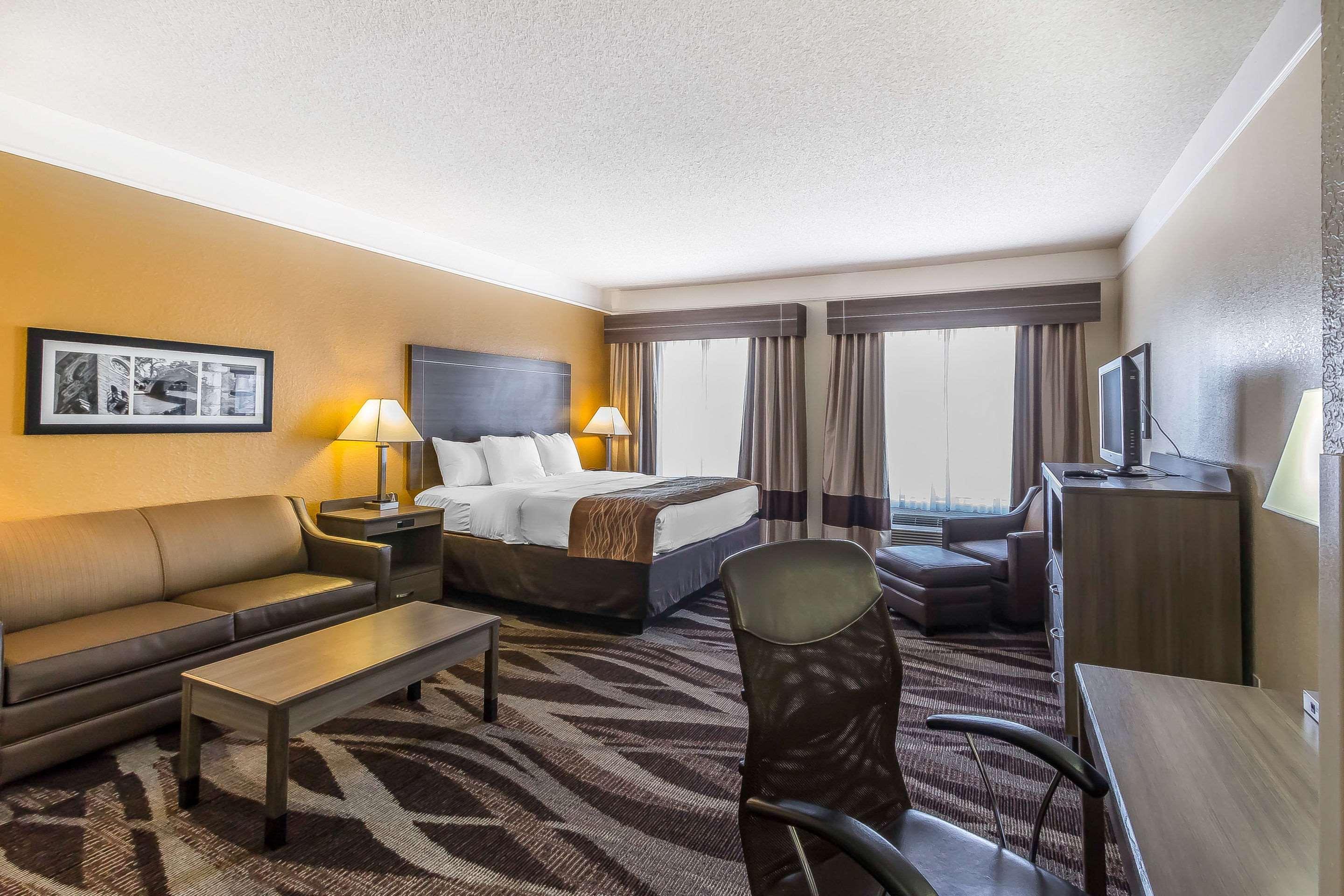 Inn Comfort Near Frost Bank Center