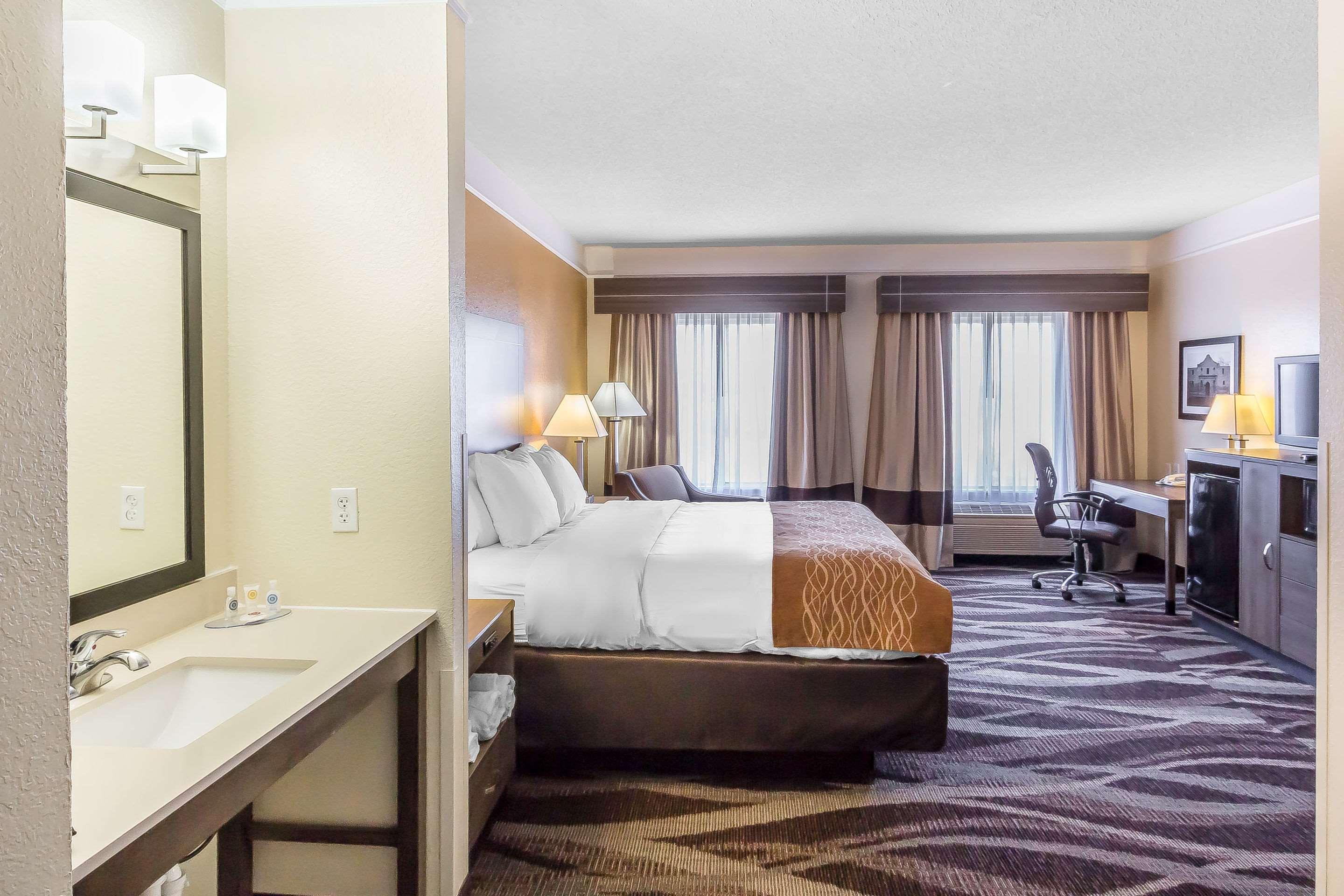 Inn Comfort Near Frost Bank Center