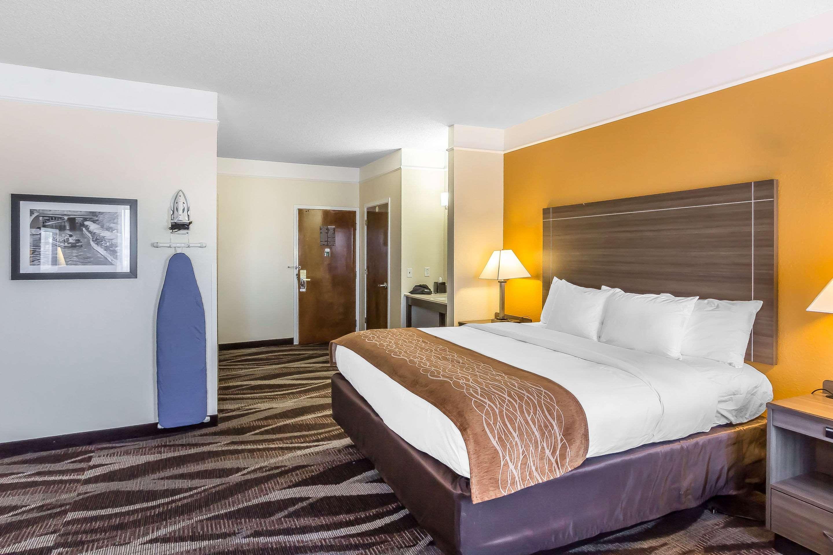 Comfort Near Frost Bank Center 2* San Antonio