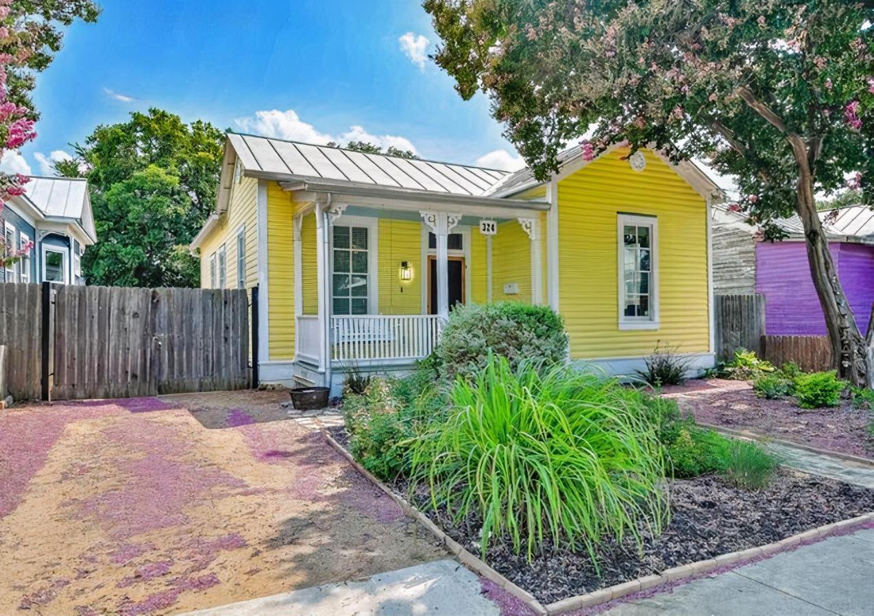 Holiday home Downtown Historic 2bdrm, Walk To Riverwalk, Alamo; Beautifully Renovated! *