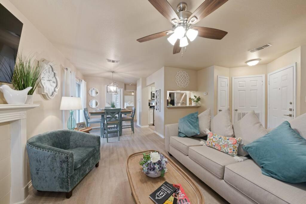 The Blue Belle Welcomes You! Rim/la Cantera Area San Antonio