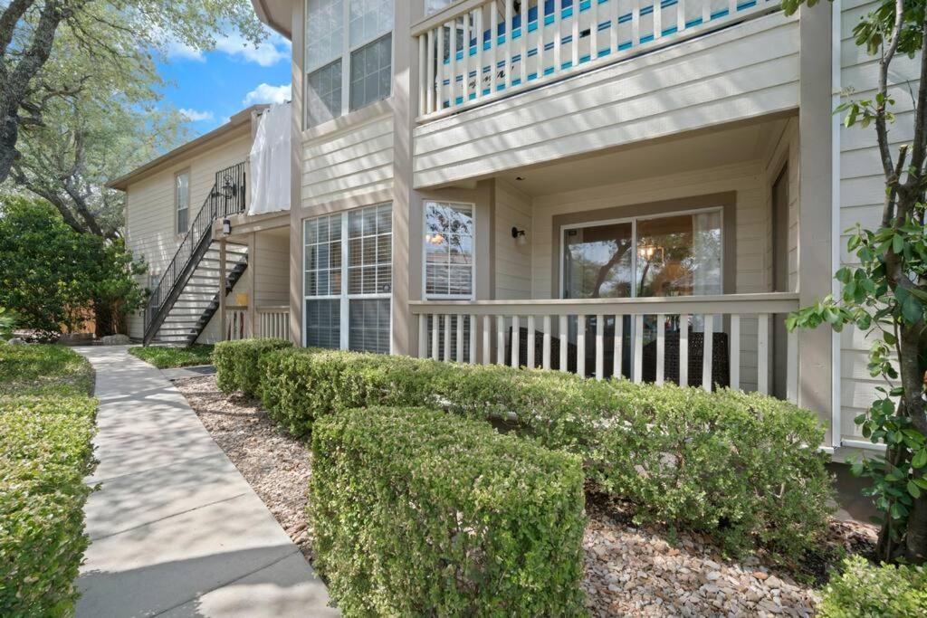 The Blue Belle Welcomes You! Rim/la Cantera Area Apartment