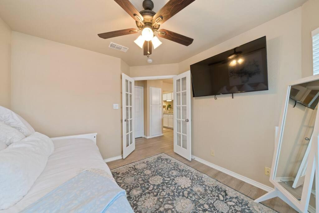 The Blue Belle Welcomes You! Rim/la Cantera Area *