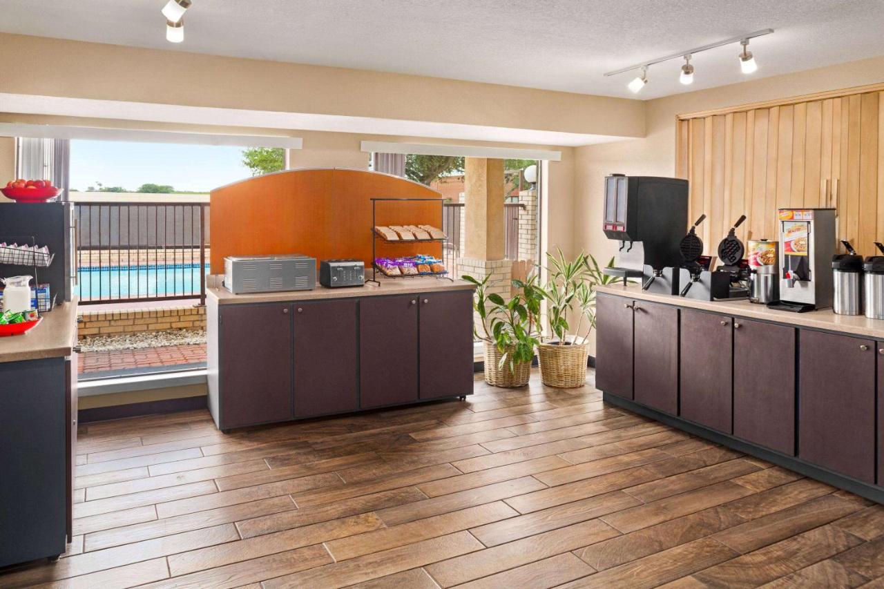 Ramada By Wyndham Near Seaworld - Lackland Afb