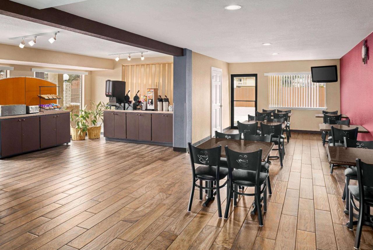 Ramada By Wyndham Near Seaworld - Lackland Afb Hotel