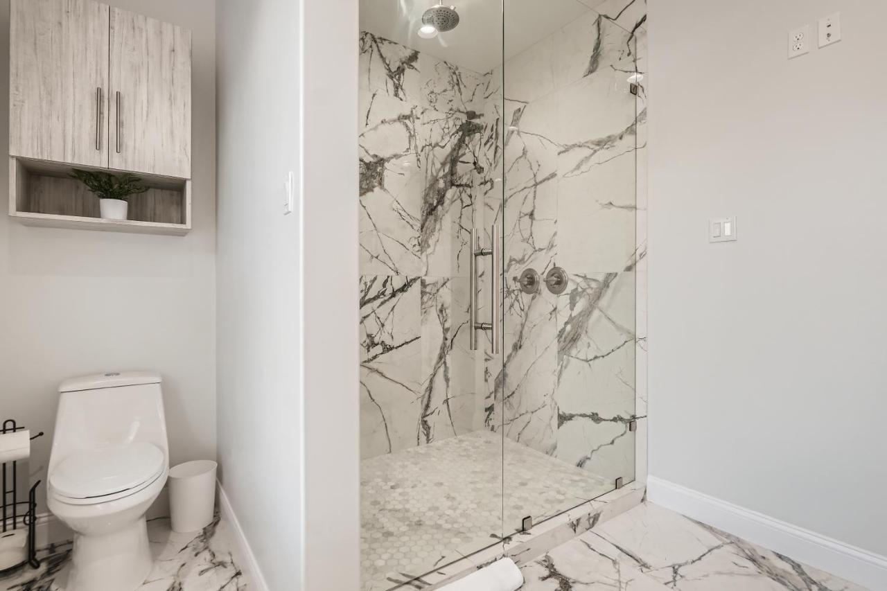 Luxury 5 Bdrm Home! Blocks To Dt/riverwalk/convention Center! Holiday home San Antonio