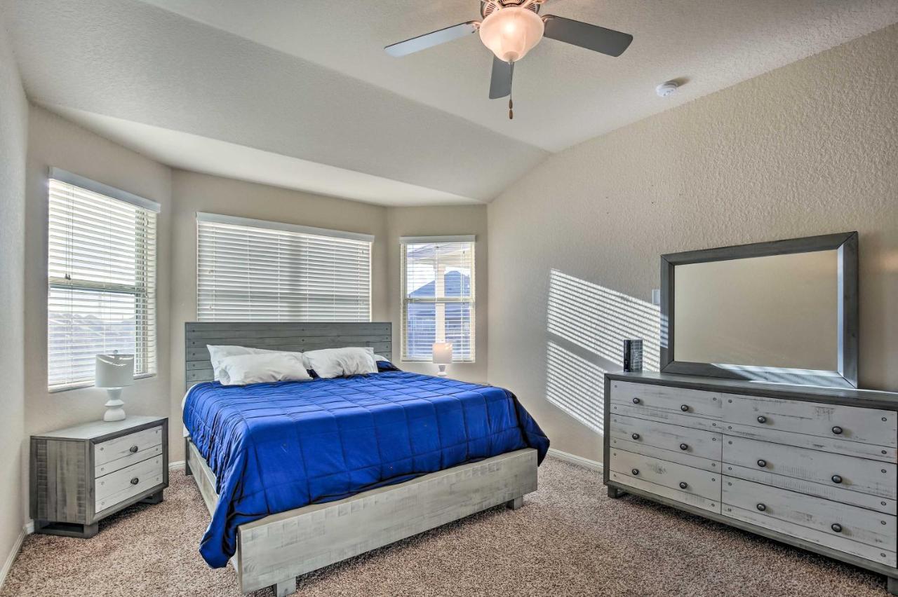 With Yard About 8 Mi To Lackland! Holiday home *