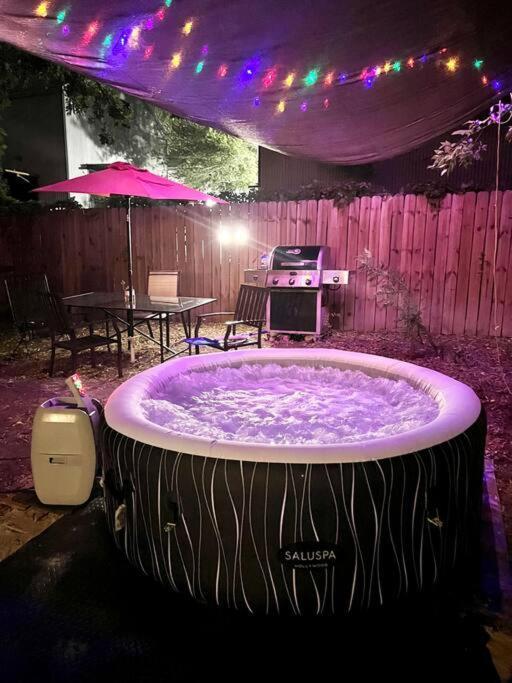 Spacious Arcade Retreat: Hot Tub Haven Near Airport * San Antonio