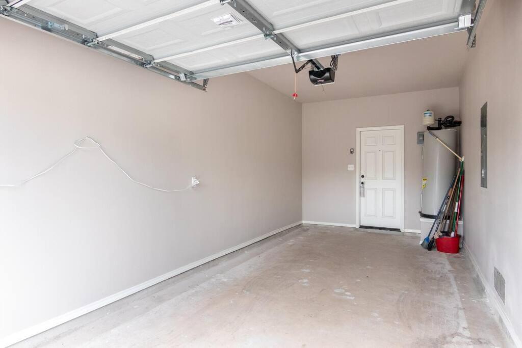 Spacious Arcade Retreat: Hot Tub Haven Near Airport San Antonio